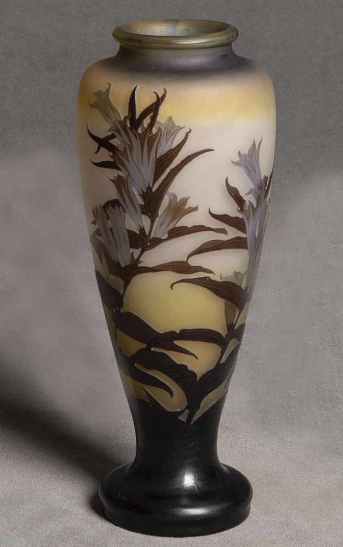 Große Jugendstil-Vase. Nancy, Émile Gallé um 1900. Glas. Farbloses Glas, farbig überfangen, floral