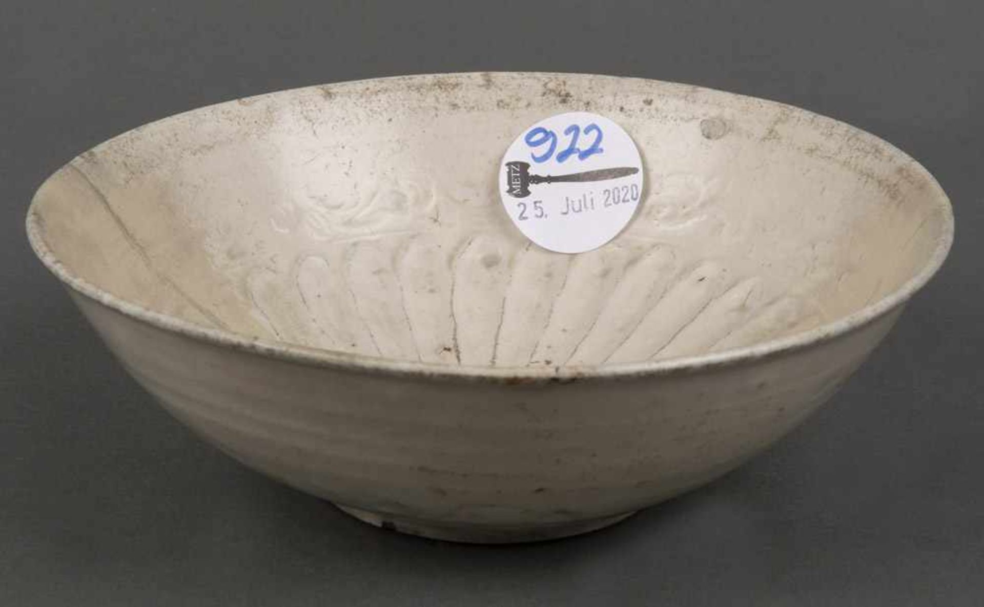 Runde Schale. China. Keramik, mit Fächerdekor, H=5,5 cm, D=17,5 cm. (rest.)