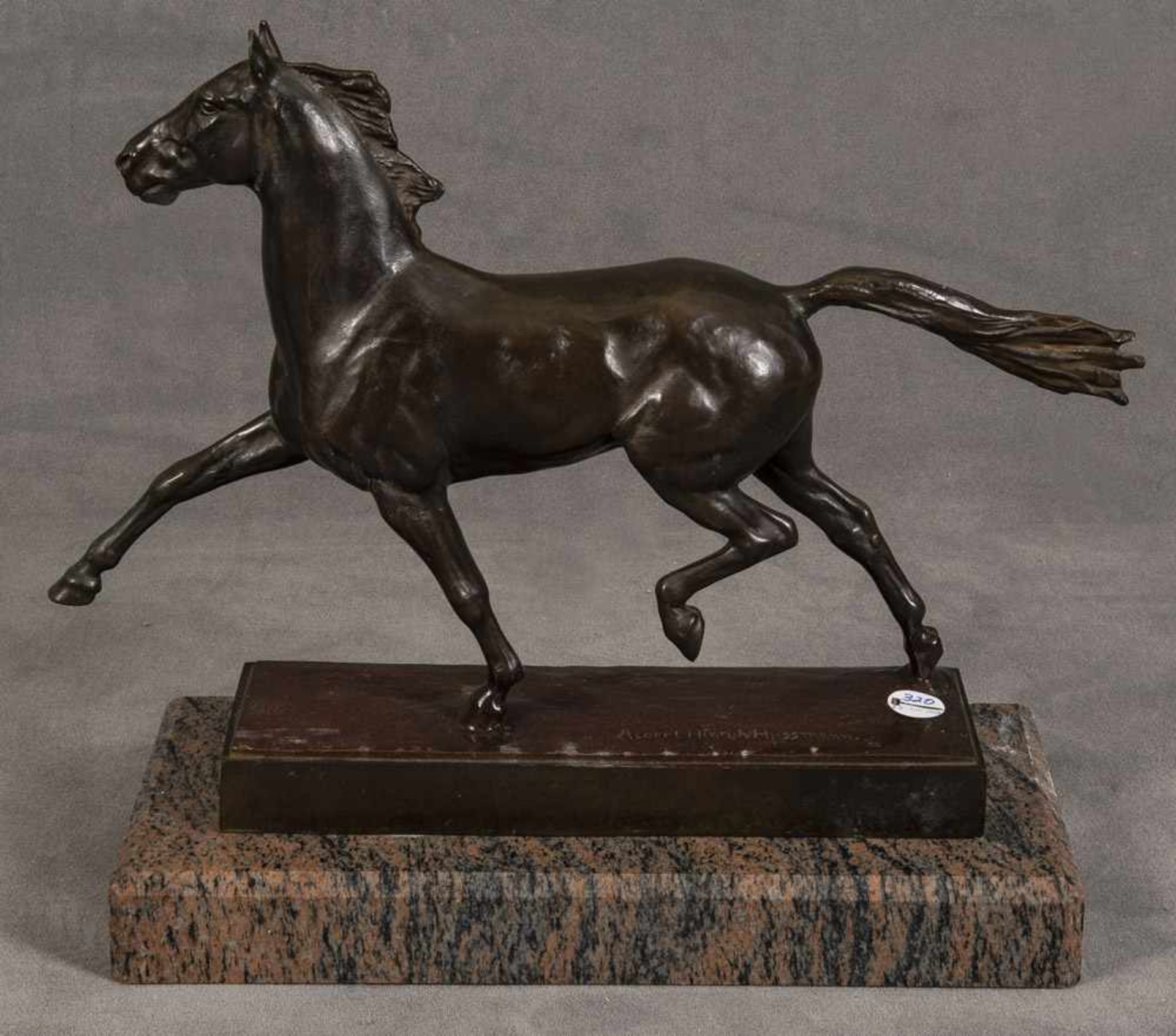 Albert Hinrich Hussmann (1874-1946). Trabendes Pferd. Bronze, auf Marmorsockel, re./vorne sign., mit