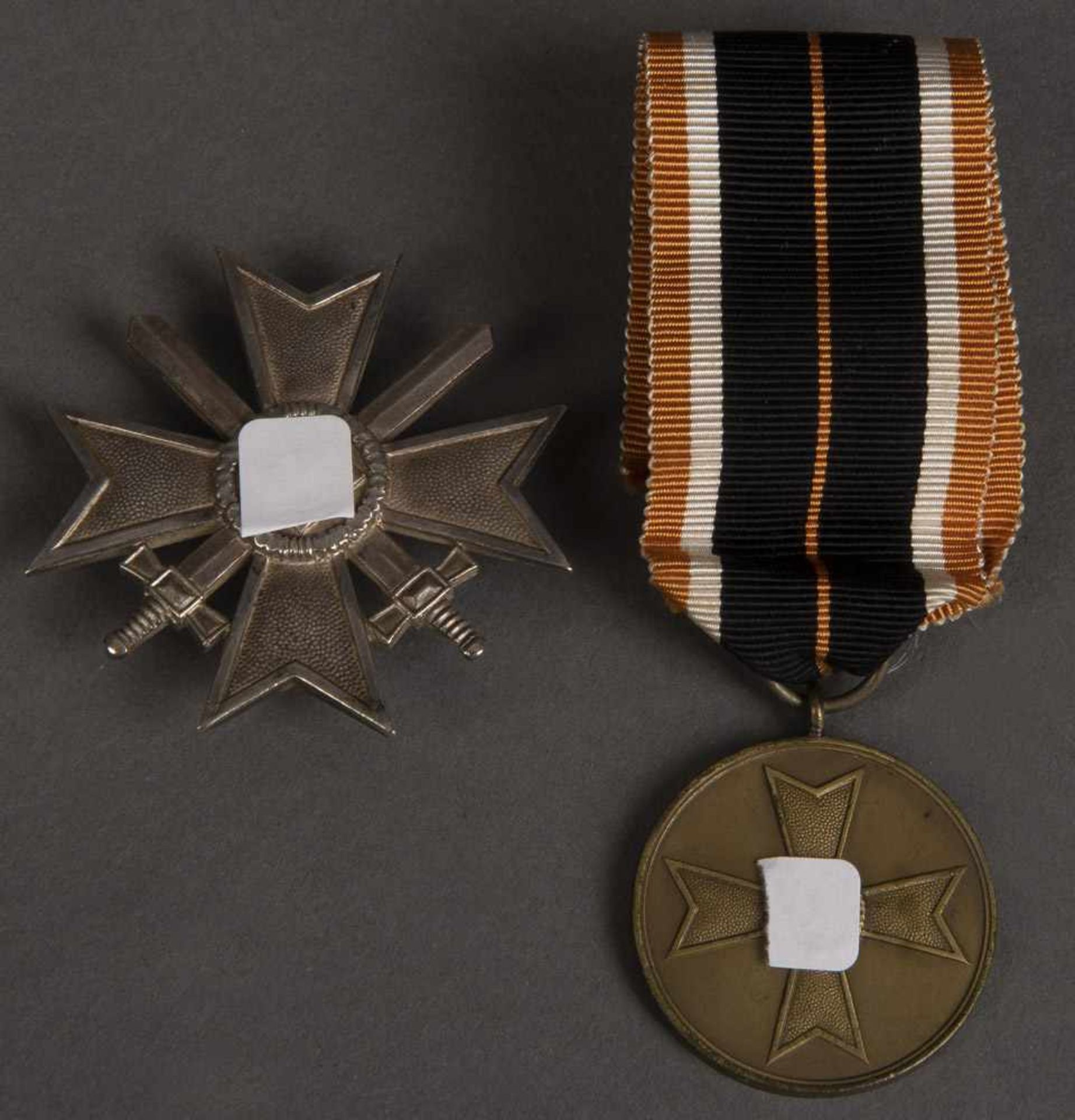 Kriegsverdienstkreuz I. Klasse mit Schwertern, II. WK; dazu Kriegsverdienstmedaille von 1939, an