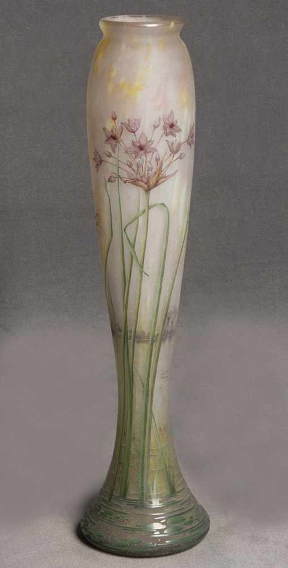 Jugendstil-Vase. Nancy, Daum Frères um 1900. Farbloses Glas, farbig überfangen, floral geschnitten