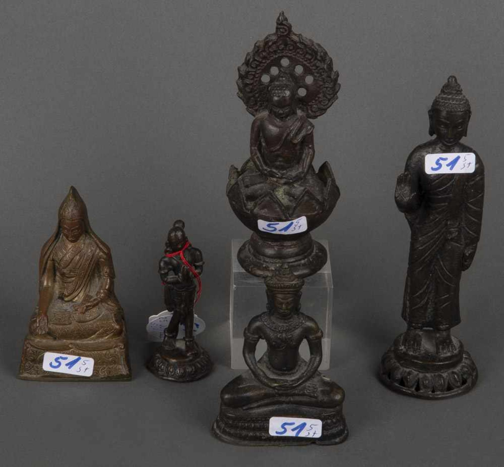 Fünf unterschiedliche Buddha-Figuren bzw. Gottheiten. Asien. Bronze, H=8,5 bis 16 cm.