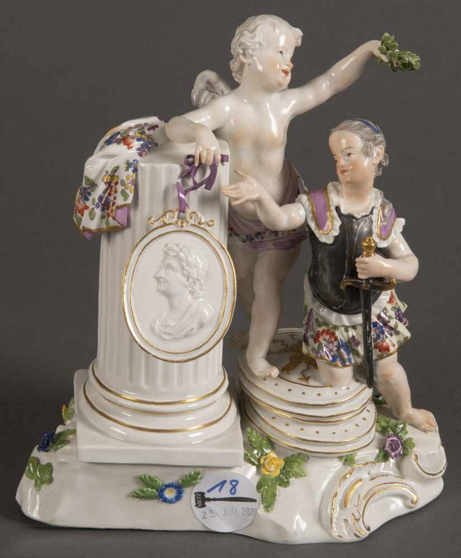 Allegorie auf die Krönung. Meissen. Porzellan, bunt bemalt. Modell nach Johann Joachim Kaendler, H=