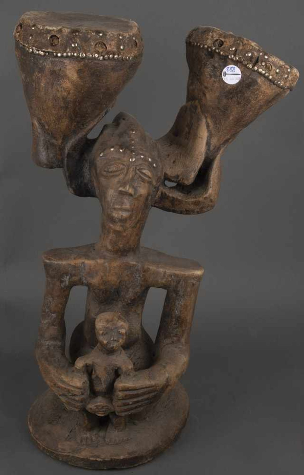 Afrikanische Kultfigur mit zwei Trommeln. Massivholz, geschnitzt, H=78 cm.