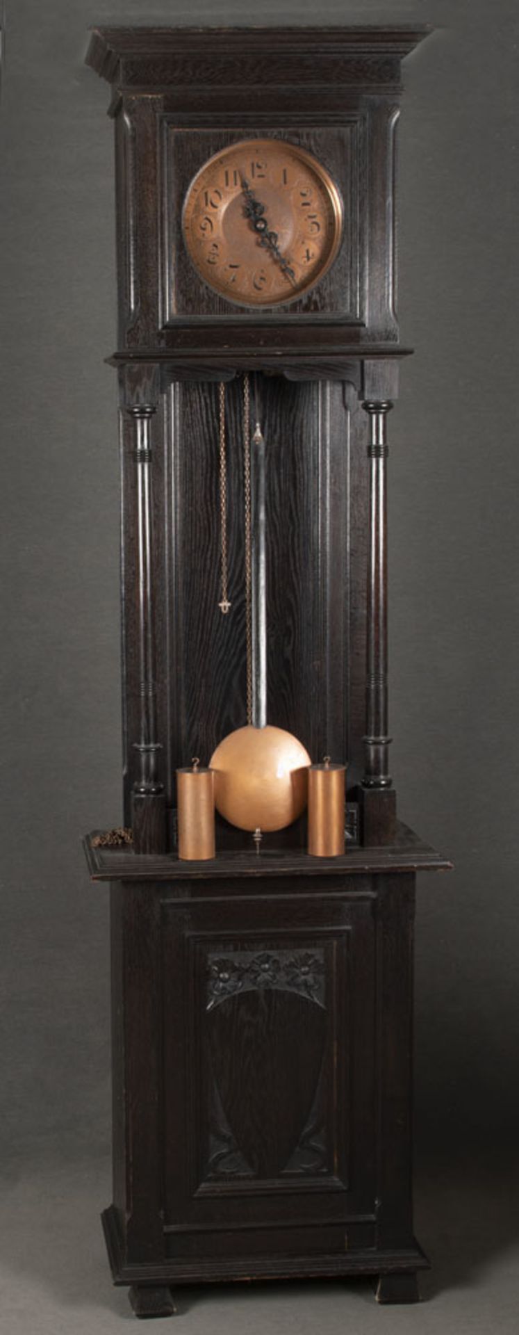 Jugendstil-Standuhr. Deutsch um 1900. Massiv Eiche, teilw. geschnitzt, H=213 cm, B=59 cm, T=30