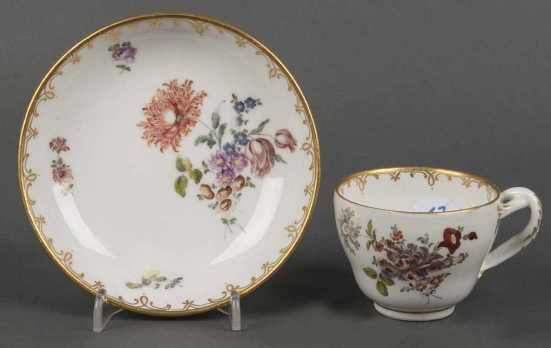 Tasse mit Unterschale. Wien 1791. Beide Teile bunt floral bemalt, Goldspitzenbordüre. Porzellan,