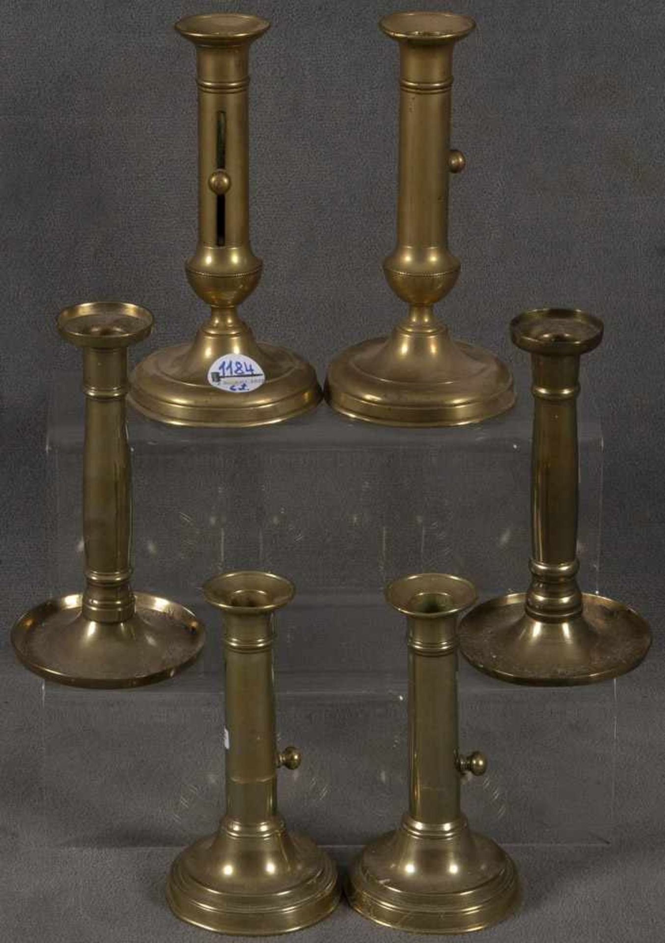 Drei Paar Kerzenleuchter. Deutsch 19. Jh. Bronze / Messing / Metall, H=17,5 bis 22 cm.