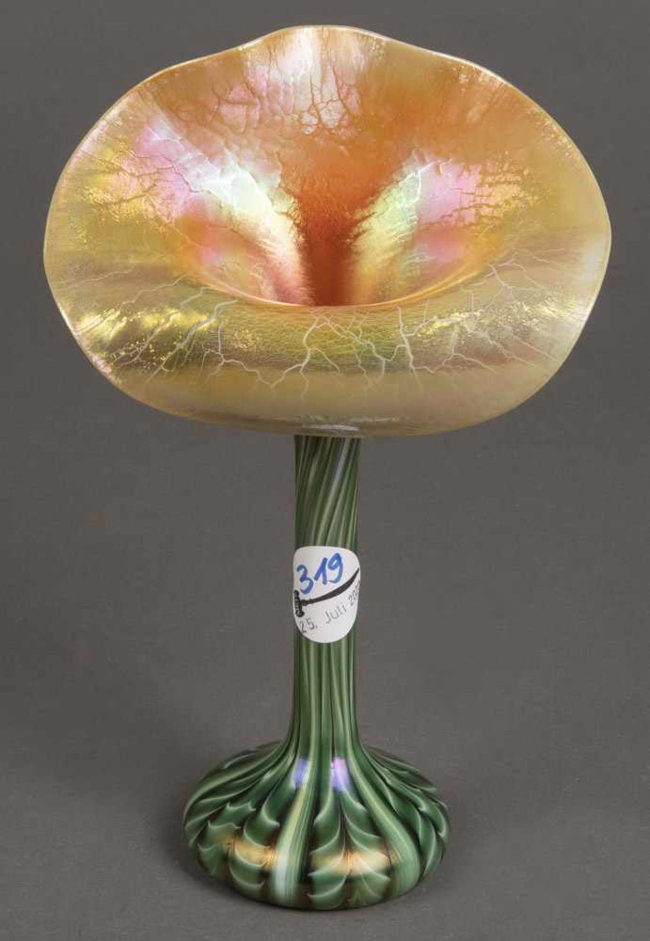 Vase in Blütenform. Farbloses Glas, farbig lüstrierend überfangen, H=25 cm.