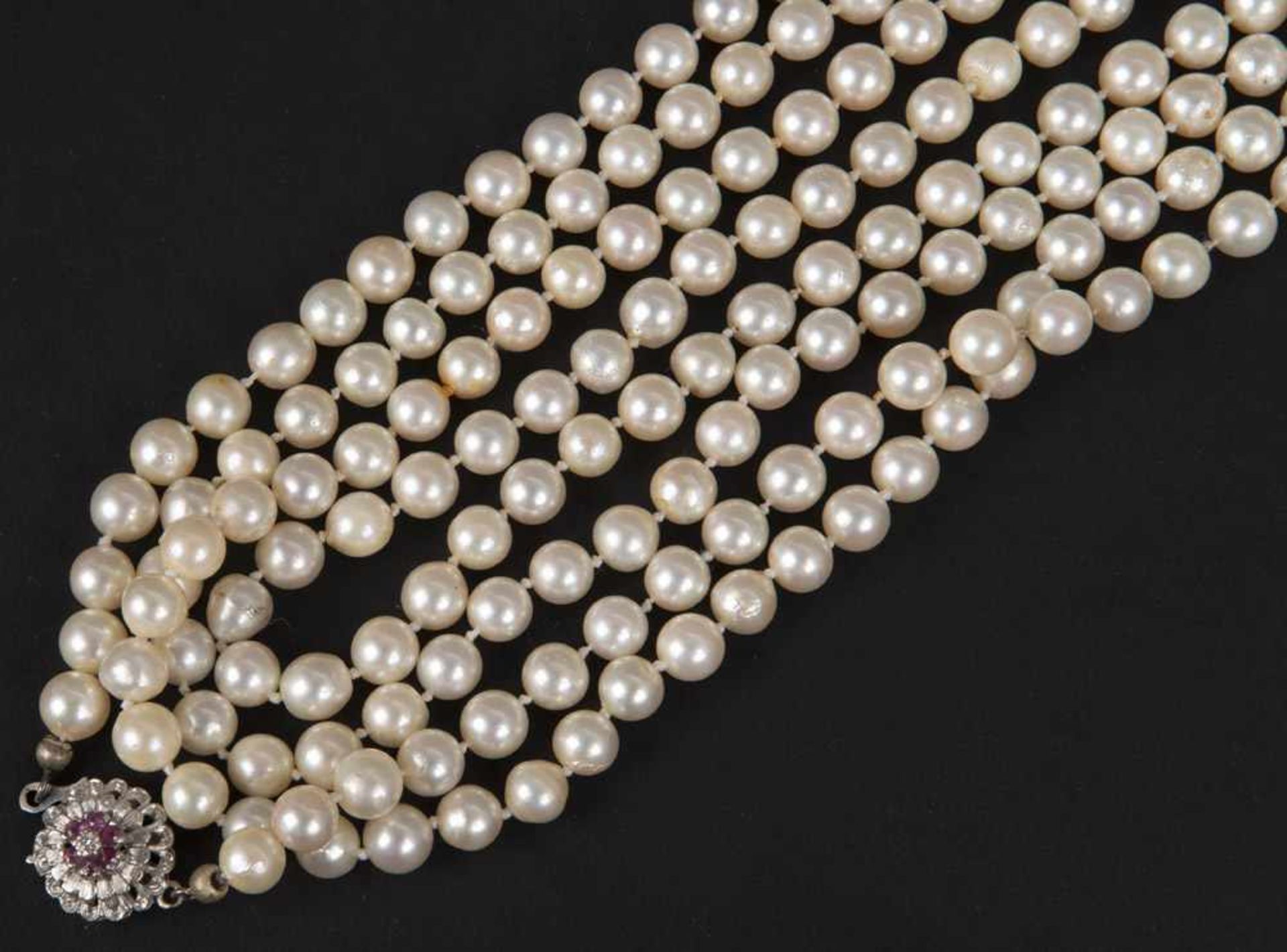 Perlenkette mit 14 ct Weißgoldverschluss, besetzt mit Brillanten, ca. 0,10 ct, und Rubinen, L=164