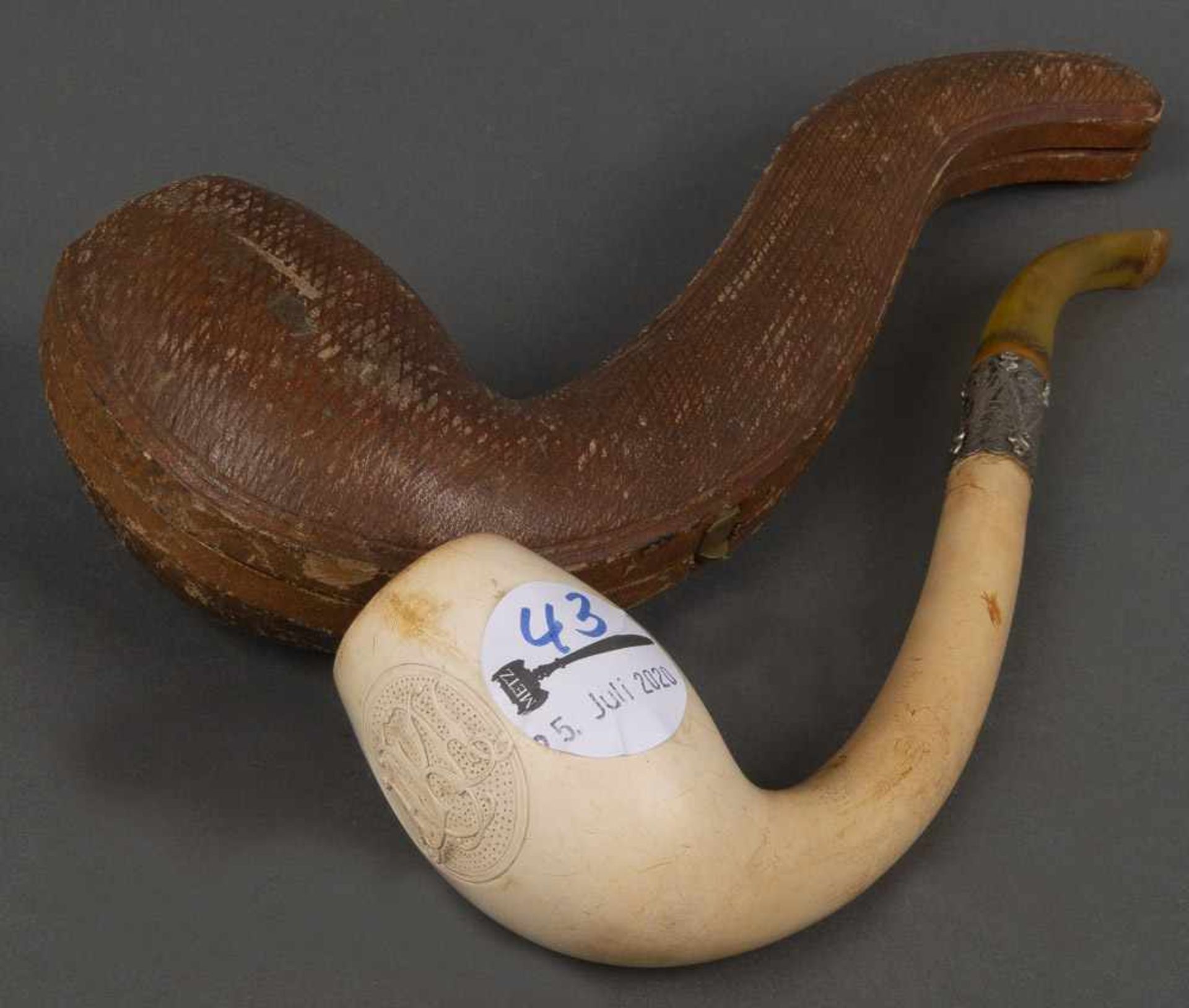 Meerschaumpfeife mit Silbermontur und Bernsteinmundstück in Etui.