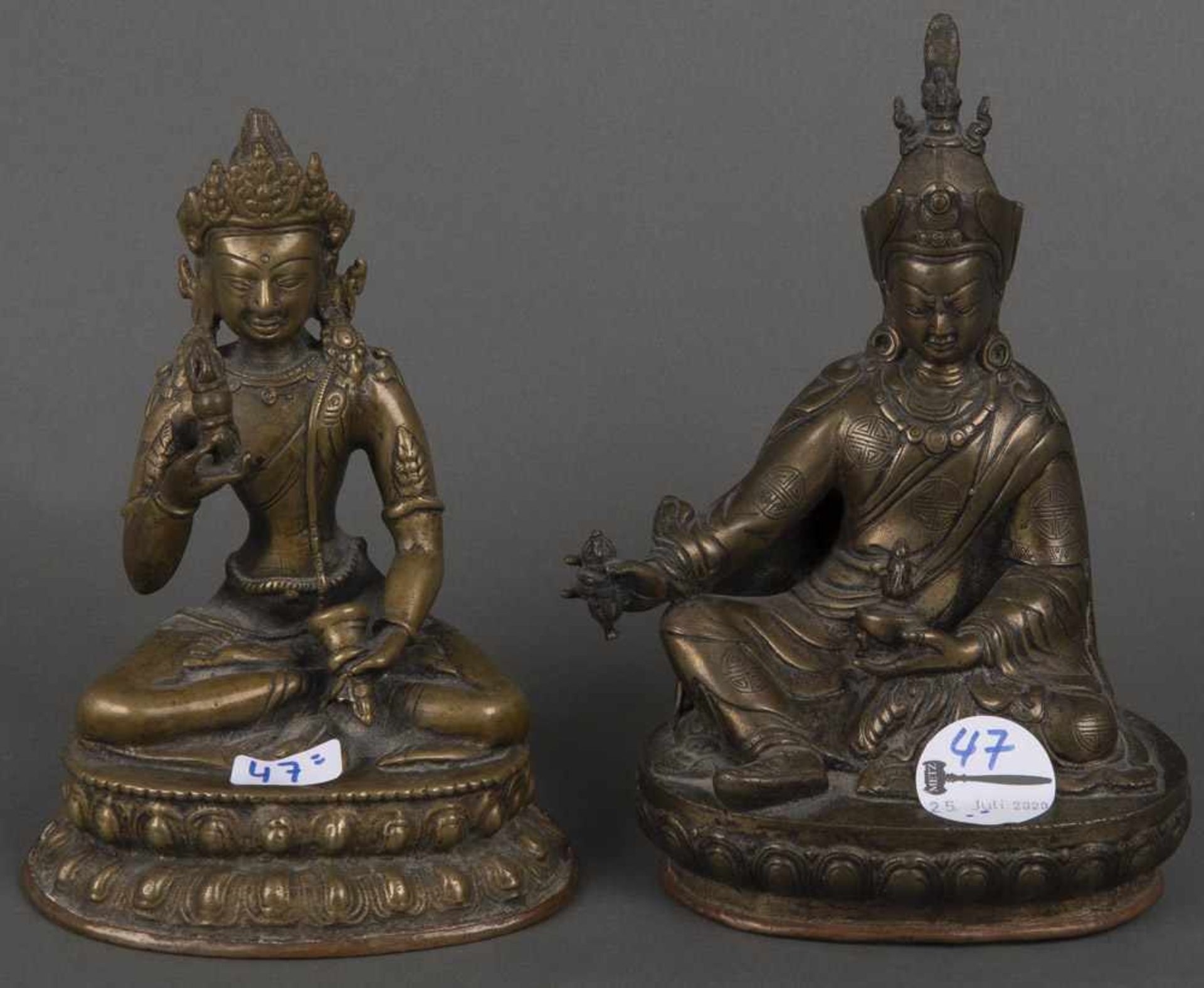 Zwei unterschiedliche Buddha-Figuren. Asien. Bronze, H=16,5 / 19 cm.