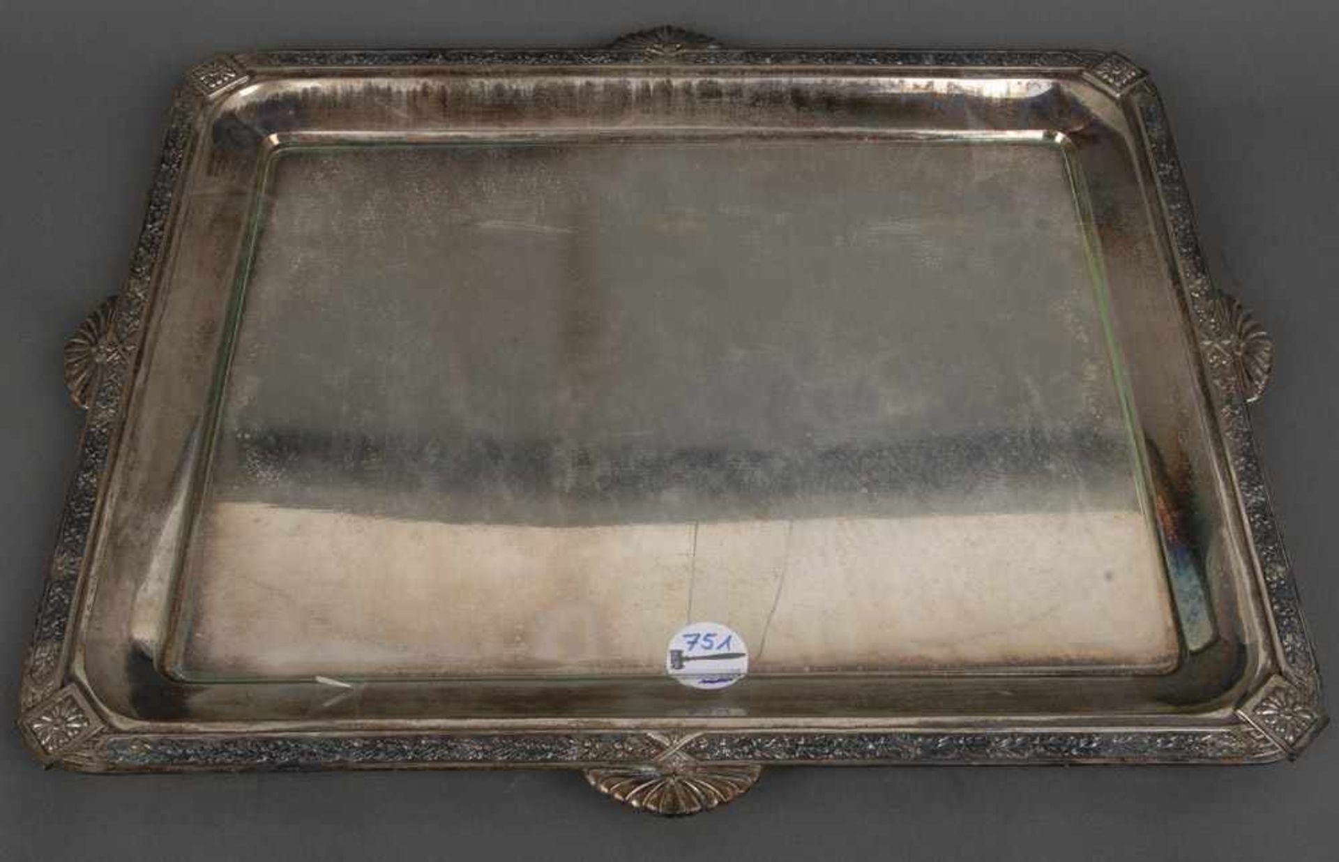 Rechteckiges Tablett. Deutsch um 1900. 800er Silber, ca. 2.000 g, 50 x 41 cm.