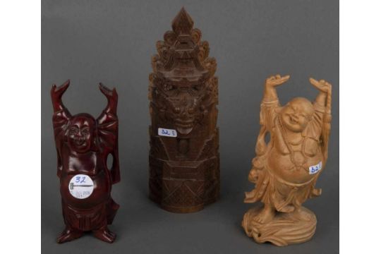 Zwei unterschiedliche Buddha-Figuren und weitere Schnitzerei. Asien. Massivholz, geschnitzt, H=20