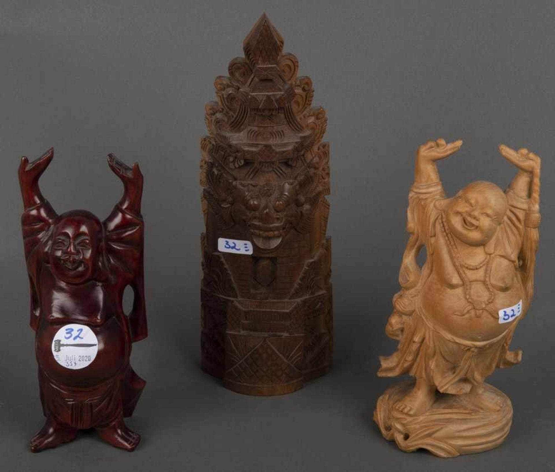 Zwei unterschiedliche Buddha-Figuren und weitere Schnitzerei. Asien. Massivholz, geschnitzt, H=20