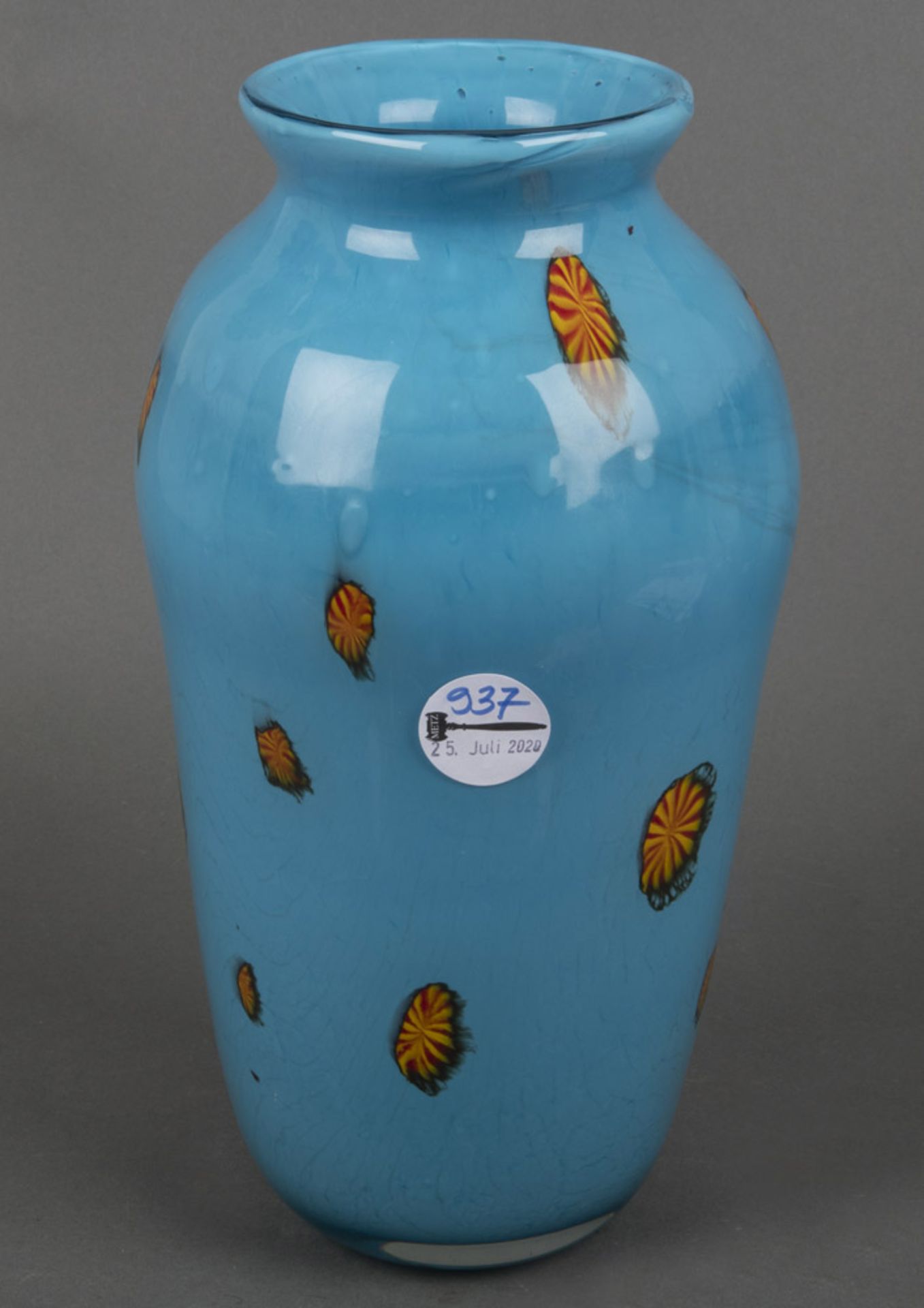 Vase. Murano 20. Jh. Farbloses Glas, hellblau überfangen, mit Murrinen, H=31 cm.