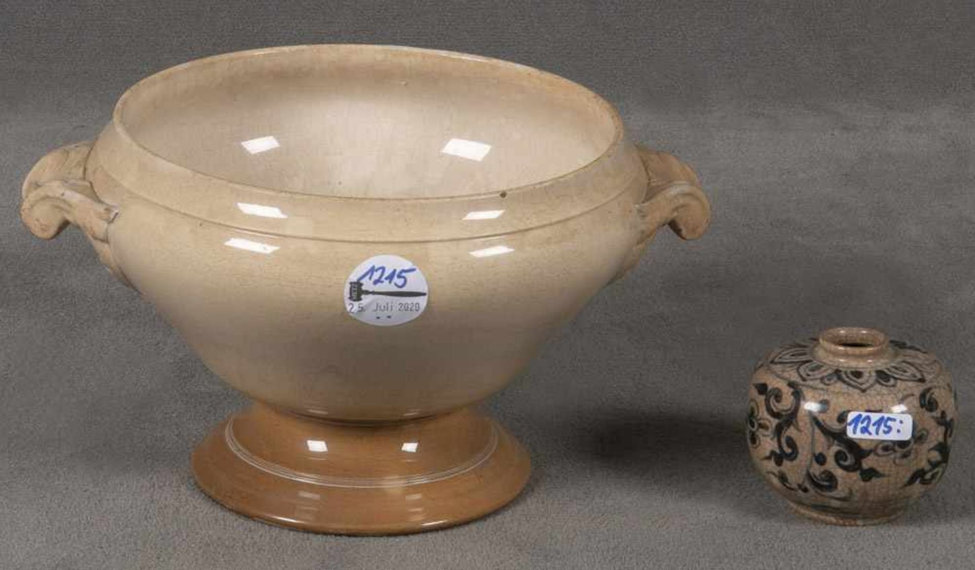 Henkelschale. Saargemünd um 1900. Keramik, mit Craqueléglasur, H=15,5 cm, D=21,5 cm; dazu wohl