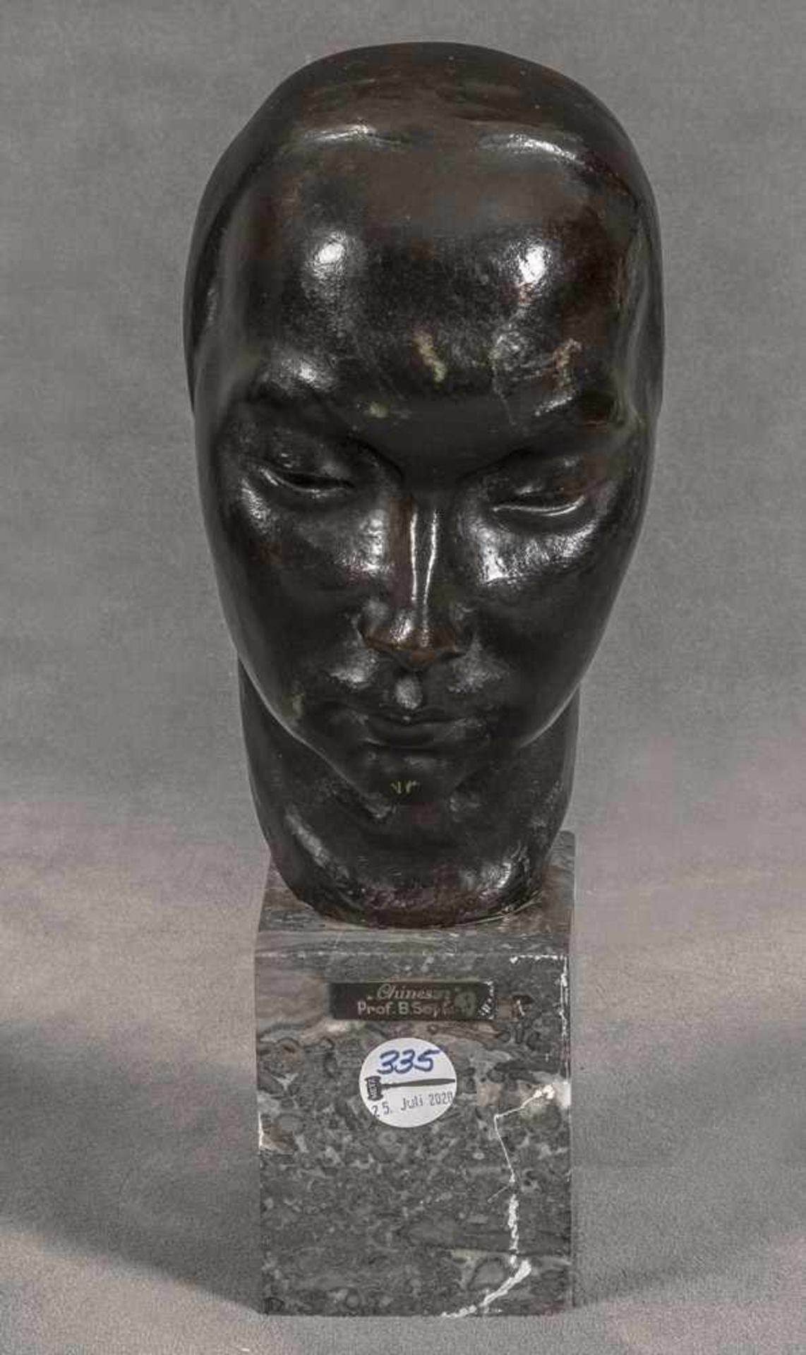 Bernhard D. Sopher (1879-1949). Porträtkopf Chinesin. Bronze, bez./seitl. sign., auf Marmorsockel,