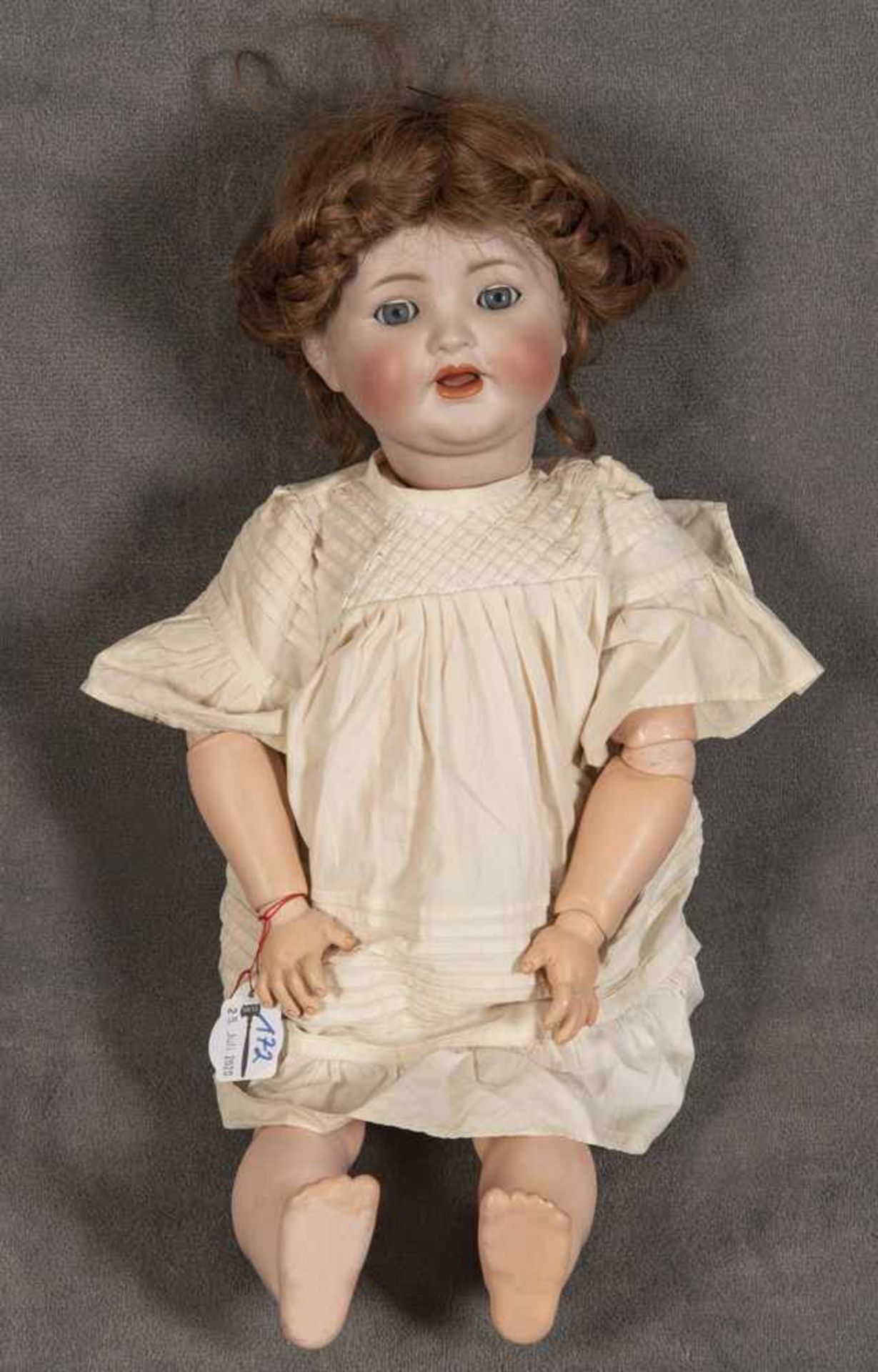 Porzellankopf-Puppe. Simon & Halbig um 1920. Mit offenem Mund, Schlafaugen und Echthaar-Perücke;