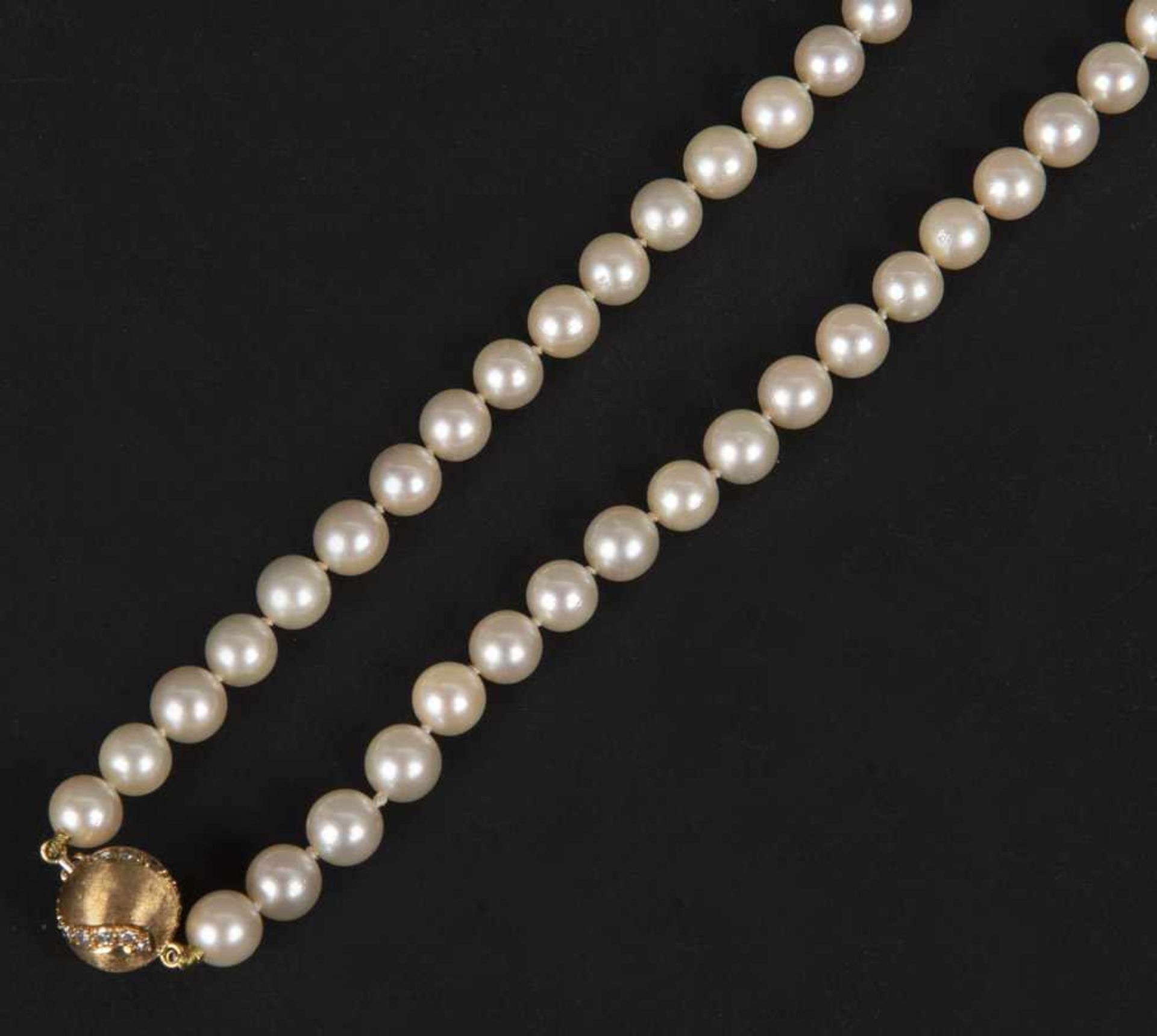 Perlenkette mit 18 ct Gelbgoldverschluss, besetzt mit Brillanten, ca. 0,20 ct, L=45,5 cm.
