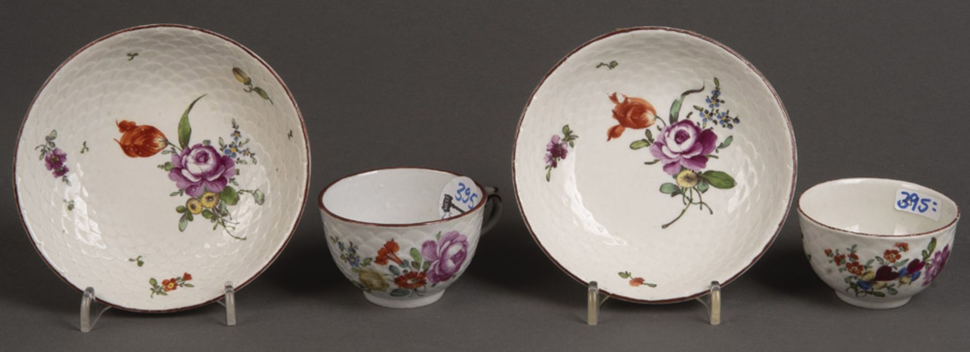 Zwei Tassen mit Unterschalen. Ludwigsburg 1775. Alle Teile bunt bemalt mit Floraldekor. Porzellan,