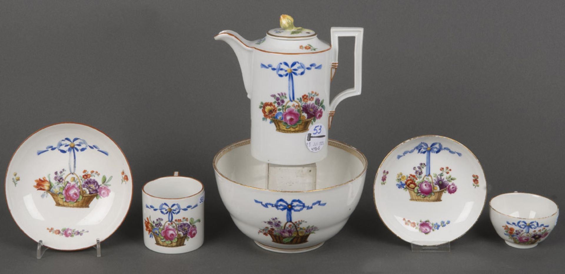 Viertlgs. Service. Meissen-Marcolini 1774-1814 und später. Bestehend aus: Kanne (H=18,5 cm),