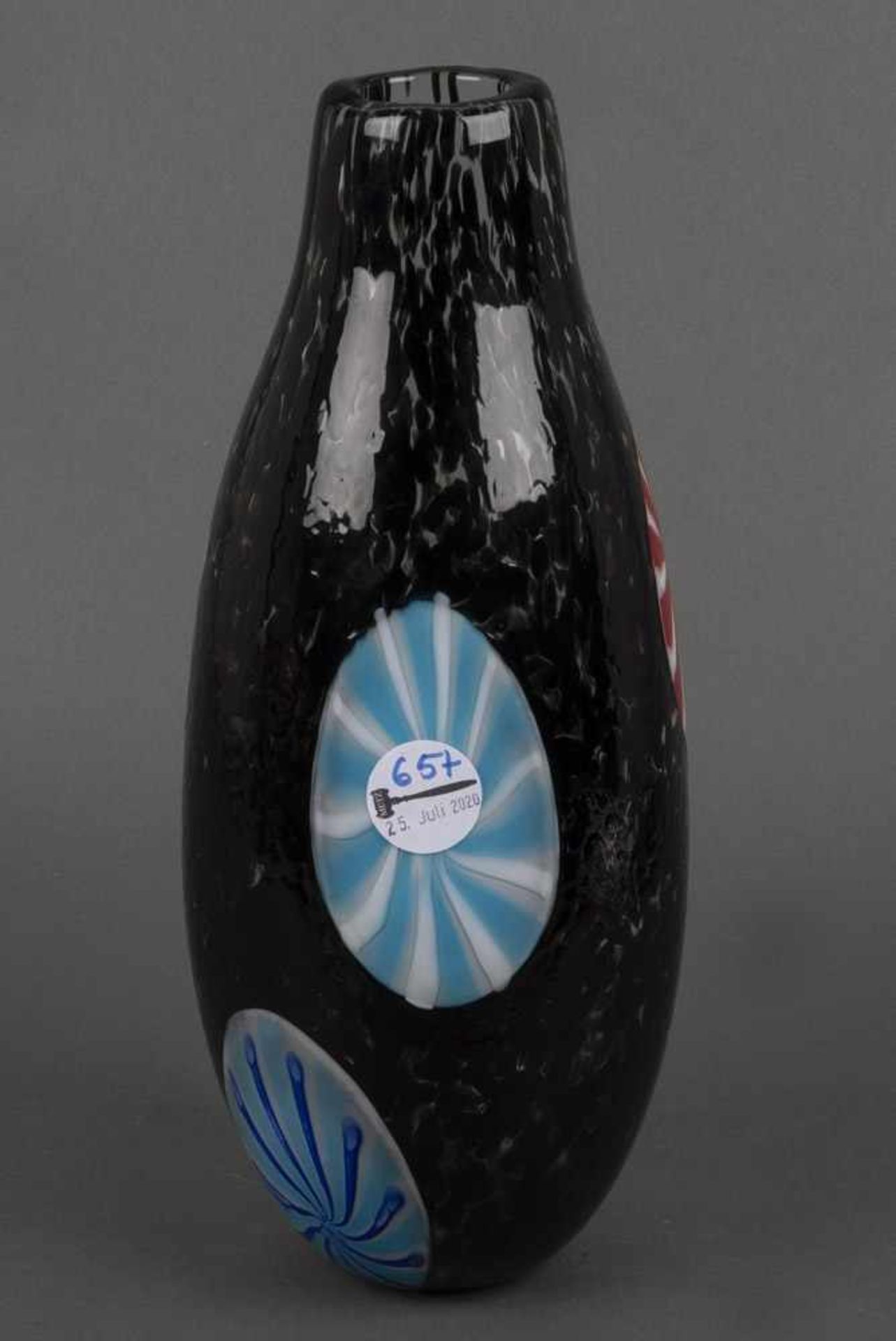 Vase. Murano. Farbloses Glas, mit eingeschmolzenen, schwarzen Tropfen und Murrinen, H=34,5 cm.