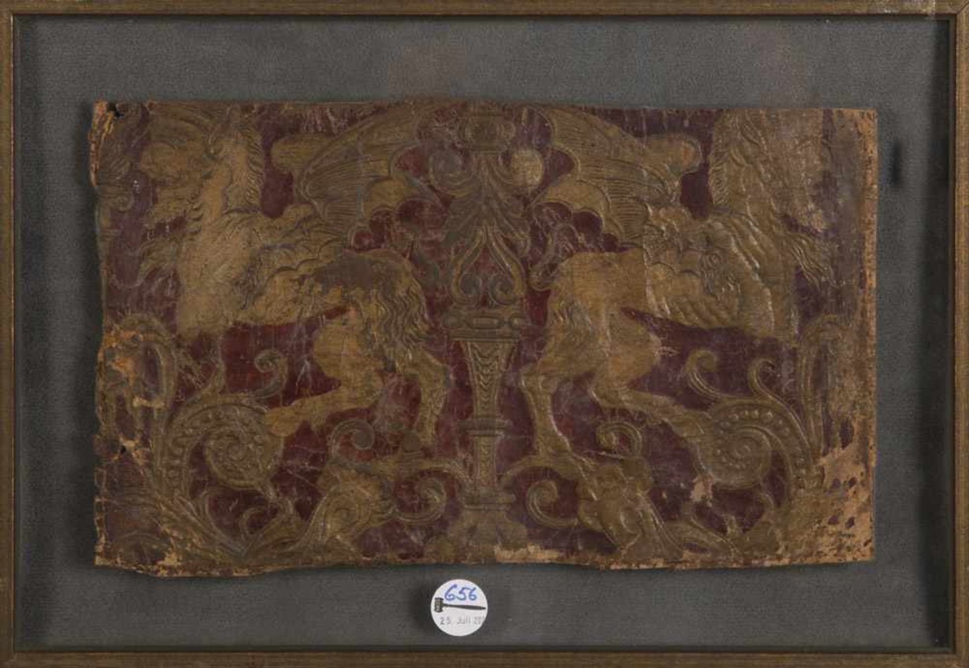 Fragment einer Ledertapete. Frankreich 18. Jh. Geprägt und bunt gefärbt, hi./Gl./gerahmt, 25 x 43