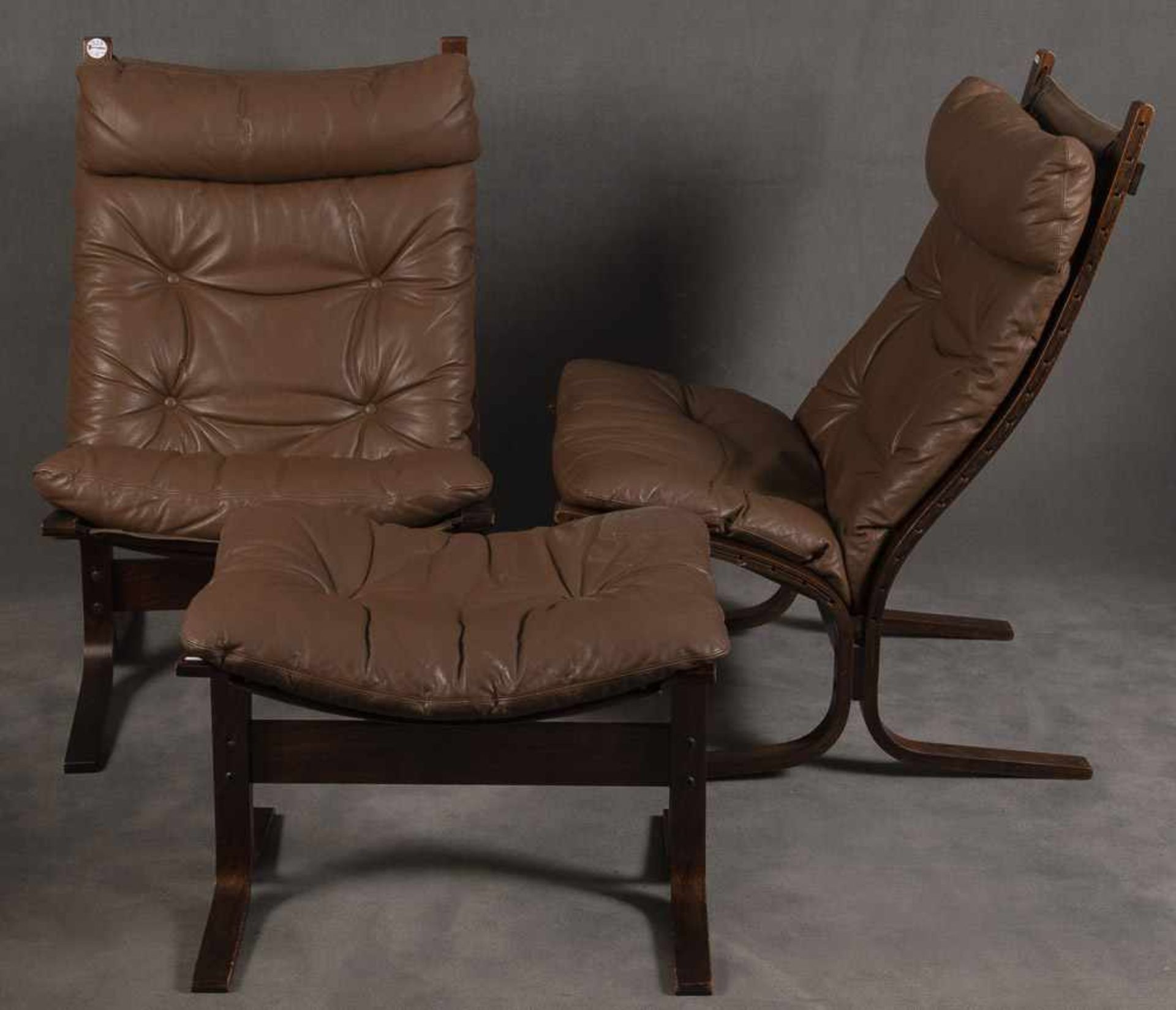 Sog. Westnofa-Garnitur: Vier Sessel und eine Fußbank. Norwegen 1970er Jahre. Modell Siesta Lounge.