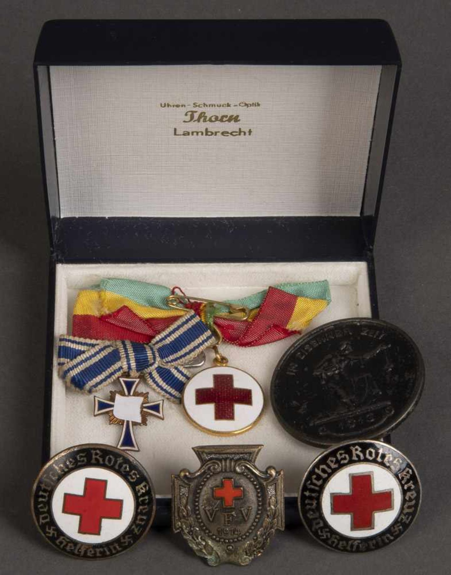 Konvolut Abzeichen I. und II. WK, u.a. Mutterkreuz III. Klasse, Rotes Kreuz.
