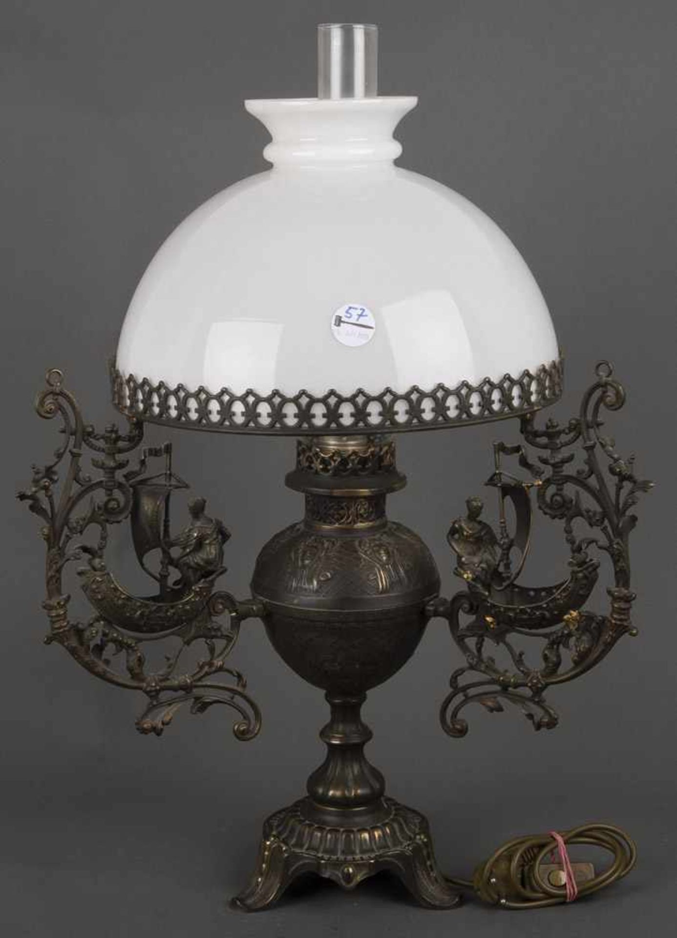 Historismus-Petroleumlampe. Deutsch um 1900. Spritzguss / Milchglasschirm, H=70 cm, D=34,5 cm. (