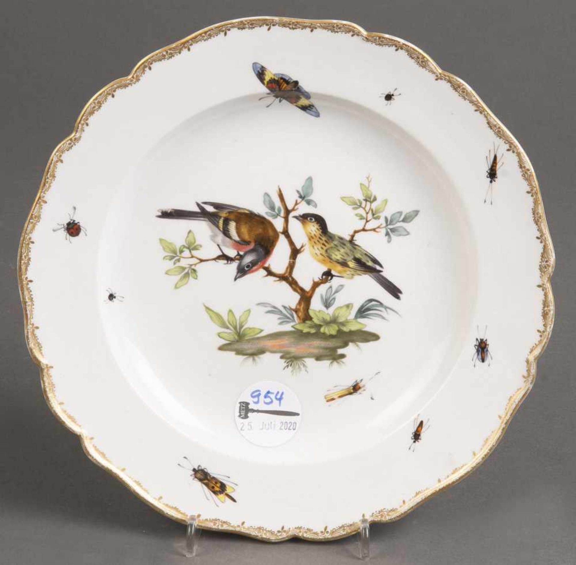 Runder Teller. Meissen-Marcolini 1774-1814. Bunt bemalt mit heimischen Vögeln auf Ästen.