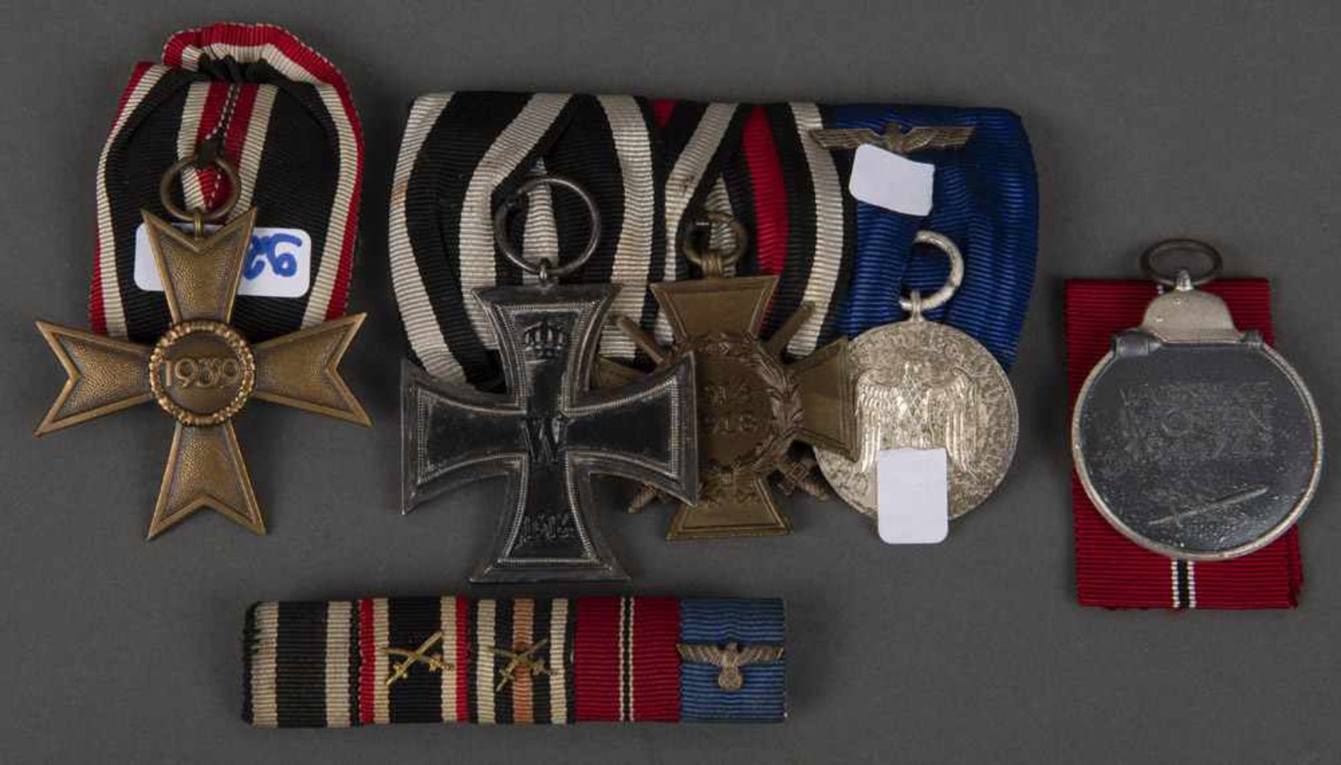 Ordenskonvolut I. und II. WK: Spange mit EK II. Klasse, Frontkämpferkreuz, 4-Dienstjahre-Medaille