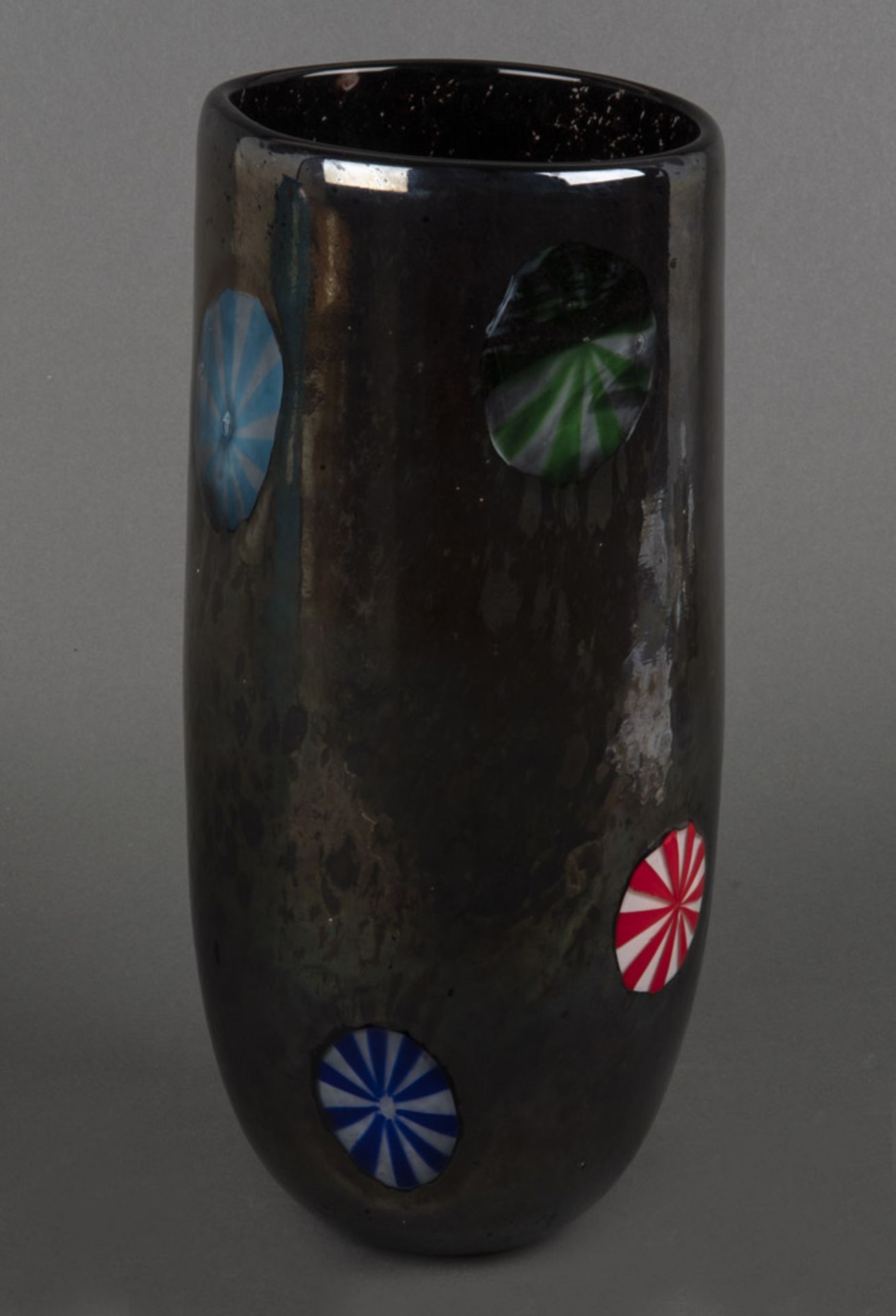 Vase. Murano. Farbloses Glas, mit bunten, strahlenförmigen Einschmelzungen und Metallauflage, H=31