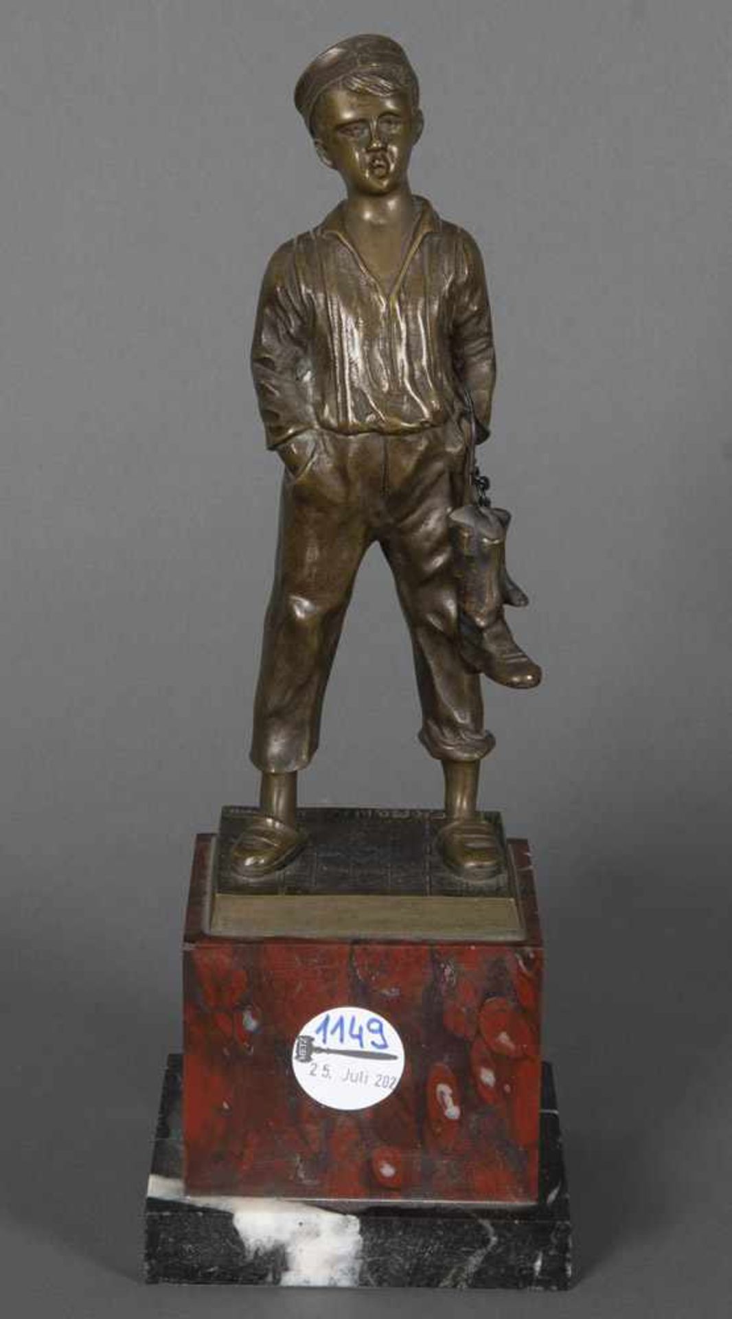 F. Thiermann (Bildhauer des 19./20. Jhs.). Stehender Junge mit Stiefeln. Bronze, verso auf der