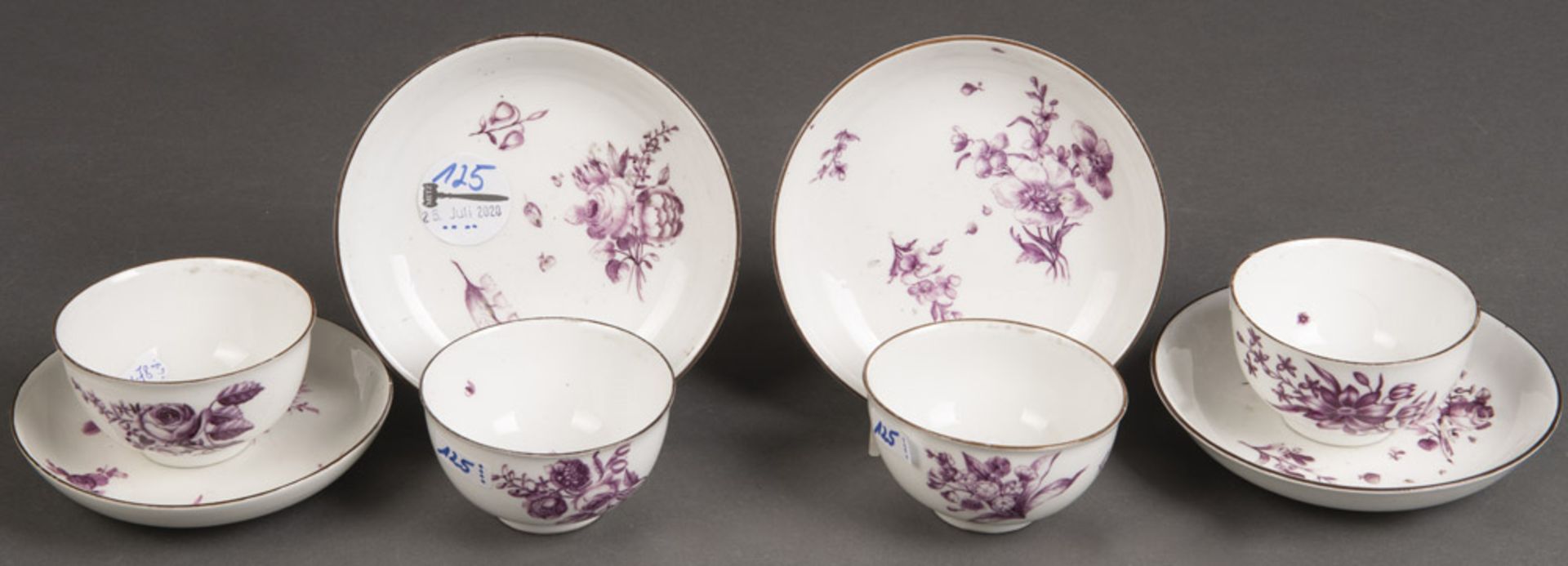 Vier Koppchen mit Unterschalen. Meissen 1750. Alle Teile purpur bemalt mit Floraldekor und