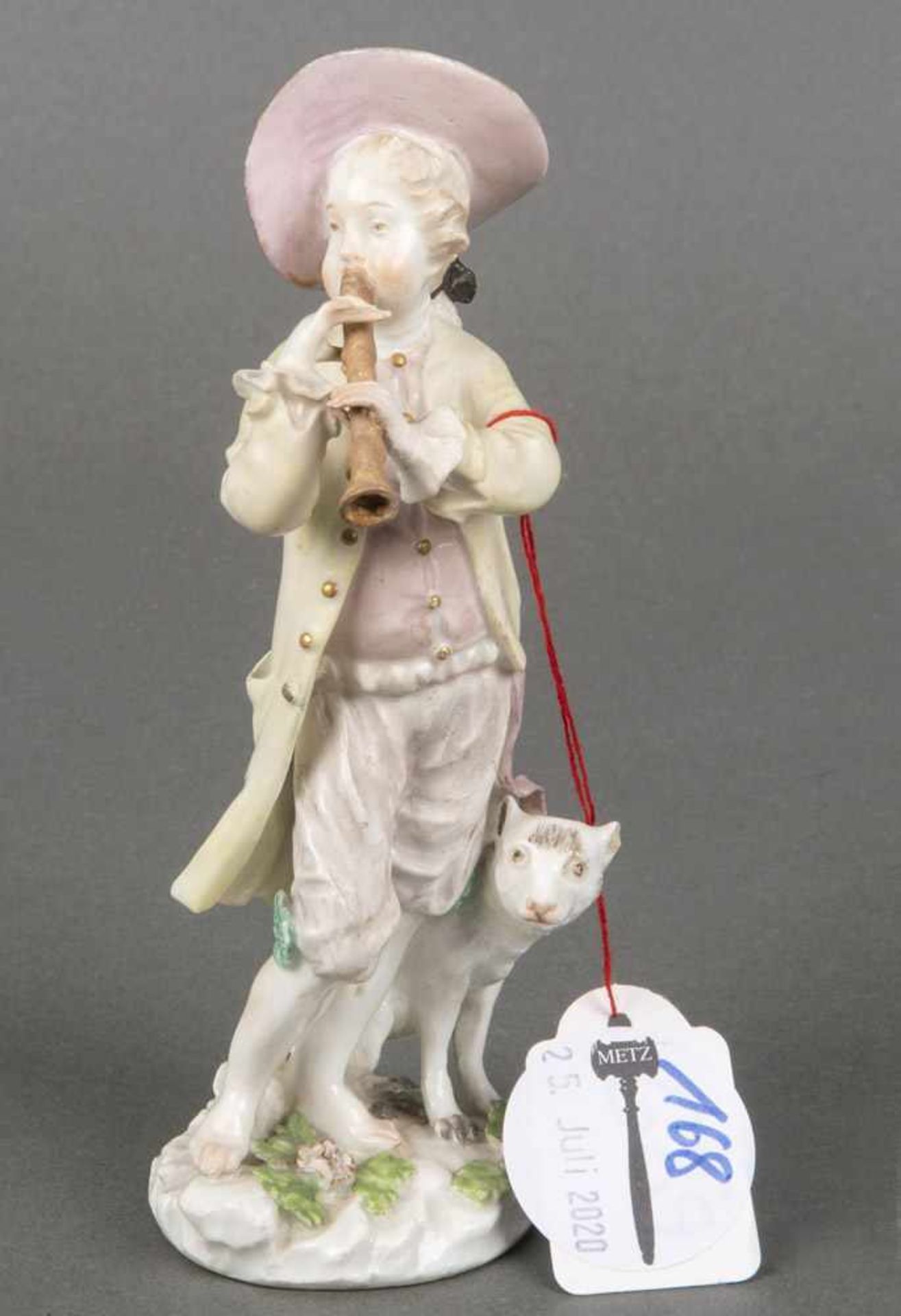 Schäfer, Flöte spielend. Meissen 1750. Barfüßig, auf rundem Sockel mit aufbossierten Blüten und