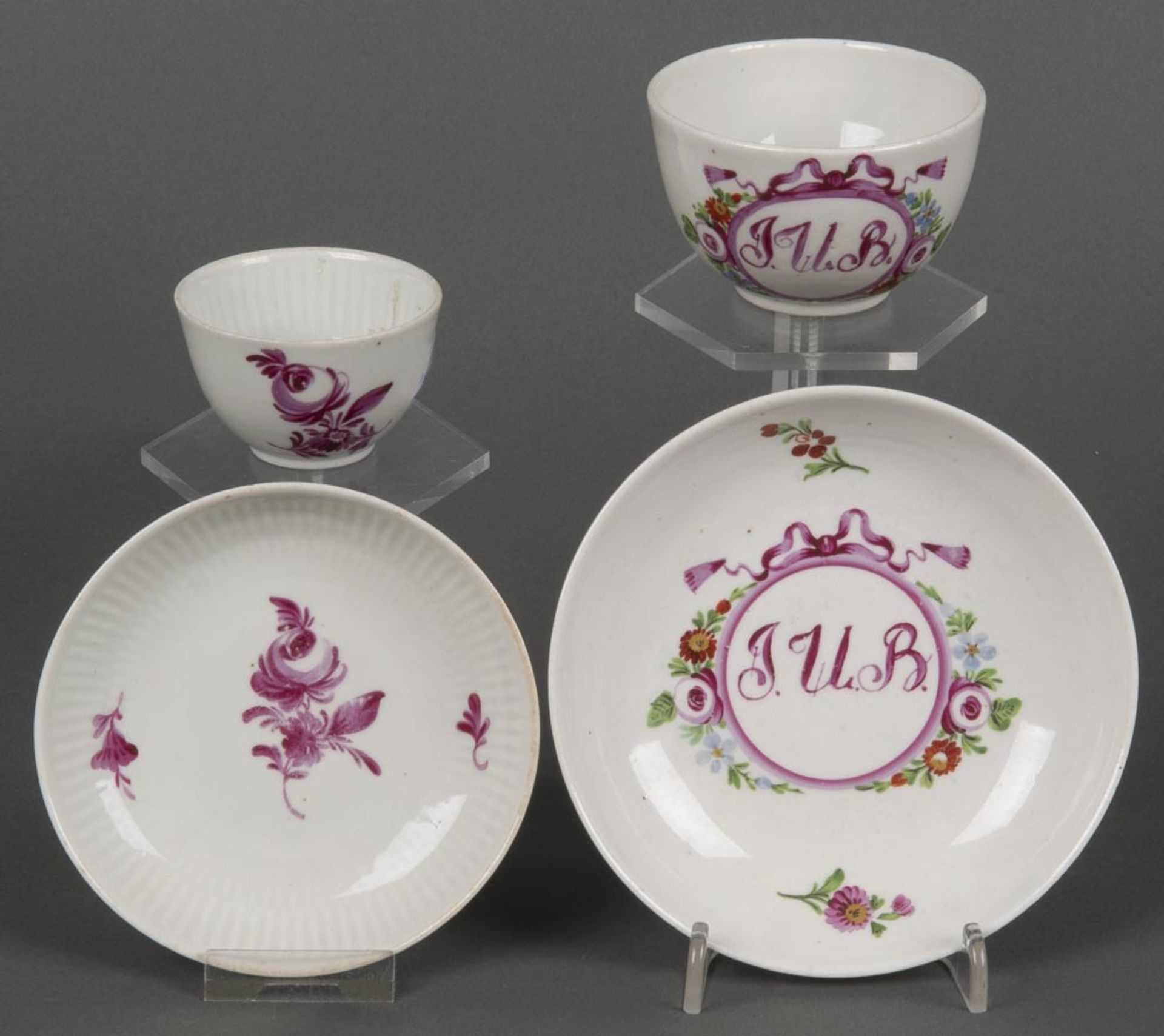 Koppchen mit Unterschale sowie Tasse mit Unterschale. Wallendorf 1790. Bunt bzw. purpur bemalt mit