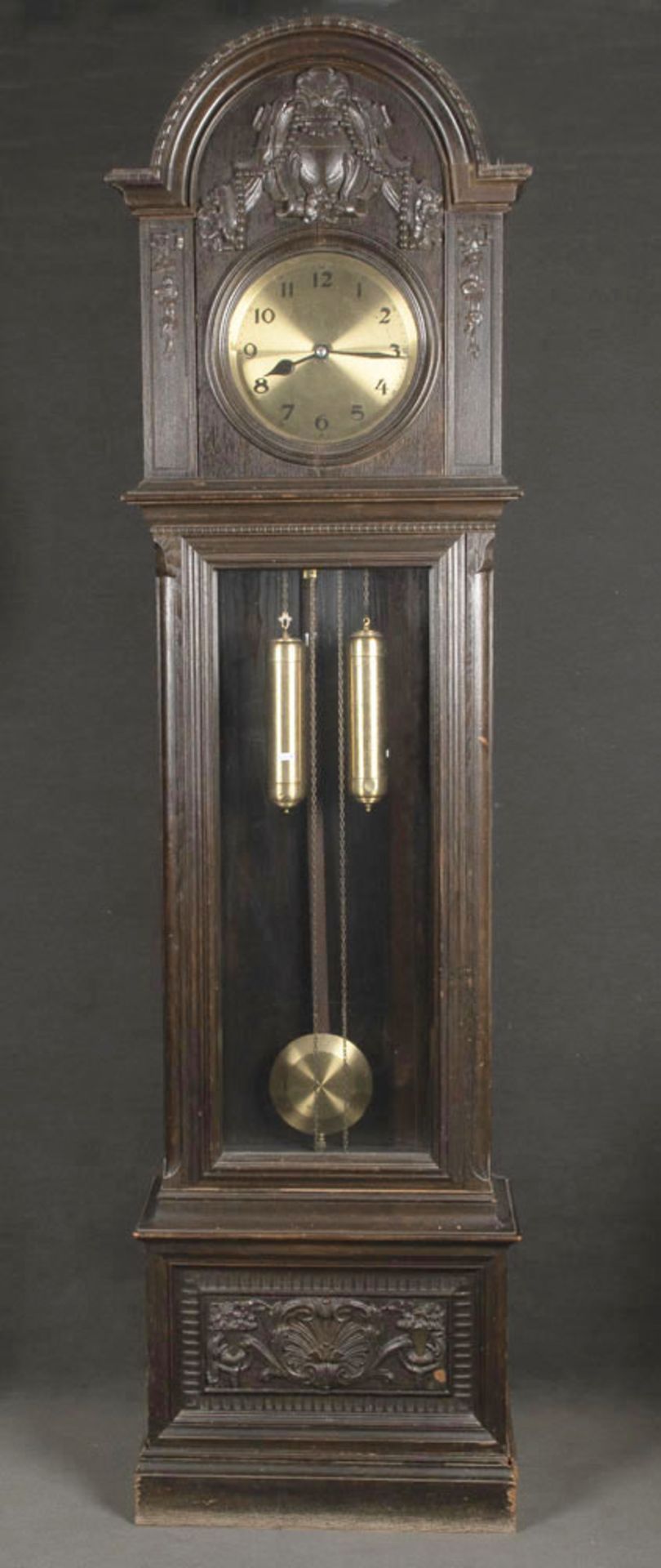 Historismus-Standuhr. Deutsch um 1900. Massiv Eiche, teilw. geschnitzt und furniert, H=223 cm, B=