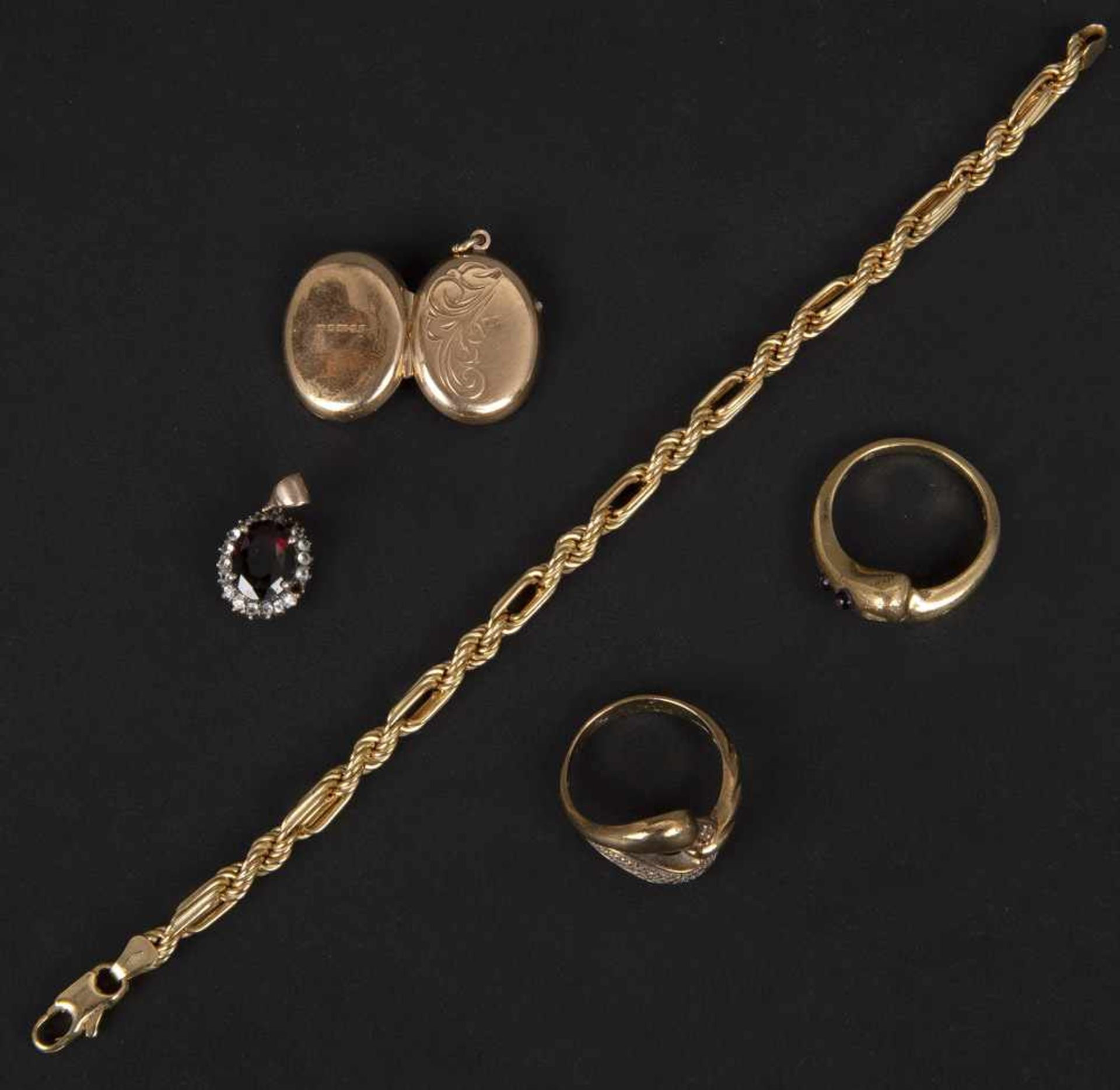 Fünftlgs. Konvolut Schmuck: Anhänger, Armband (L=19 cm), Medaillon und zwei Ringe. 8 ct. Gelbgold,