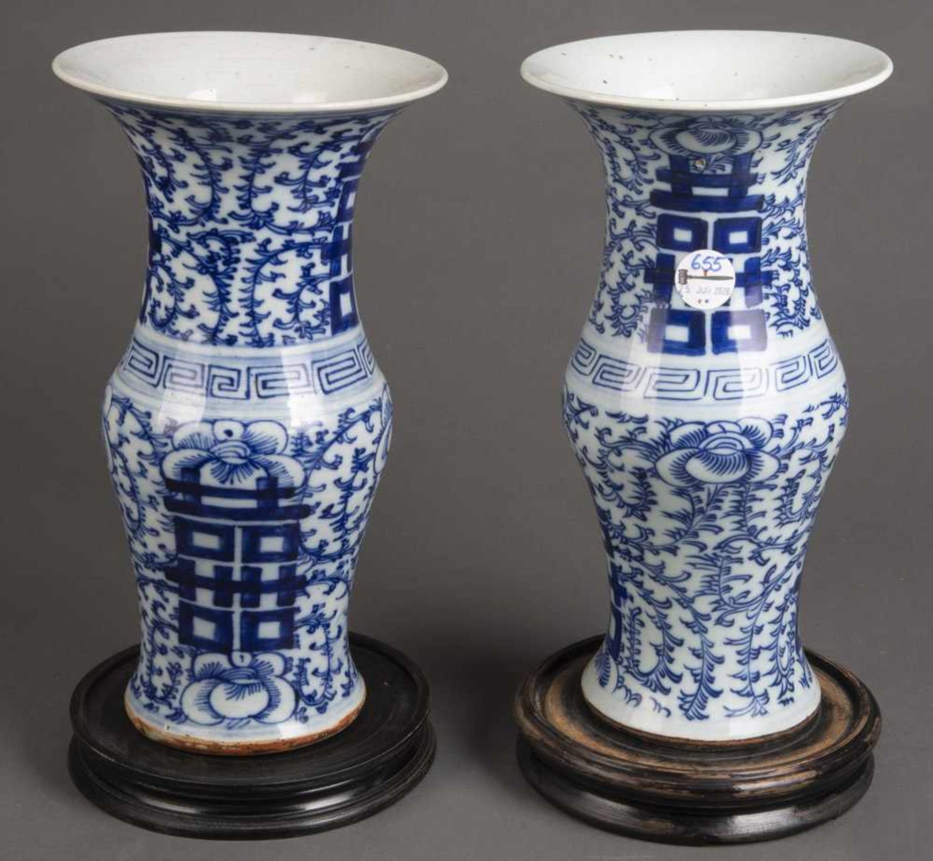 Paar Vasen. China. Porzellan, unterglasurblau bemalt, auf Holzsockel, je H=36,5 cm. (min. besch.)
