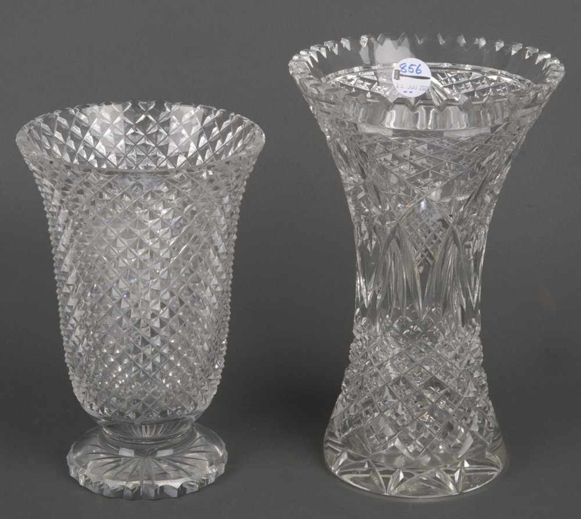 Zwei unterschiedliche Vasen. Deutsch 20. Jh. Kristallglas, geschliffen, H=27 / 33 cm.