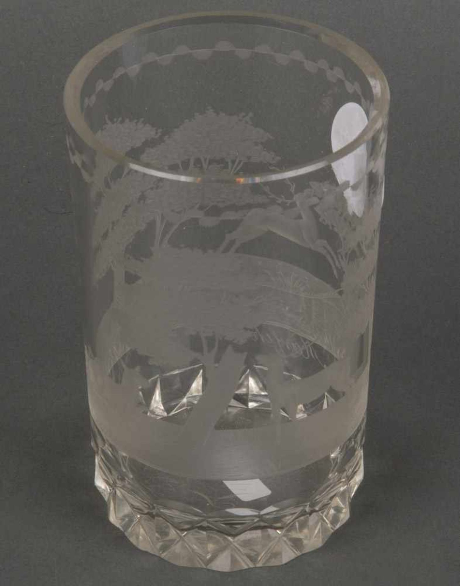 Becher. Böhmen 19. Jh. Farbloses Glas, geschliffen mit springendem Hirsch in Landschaft, H=13 cm.