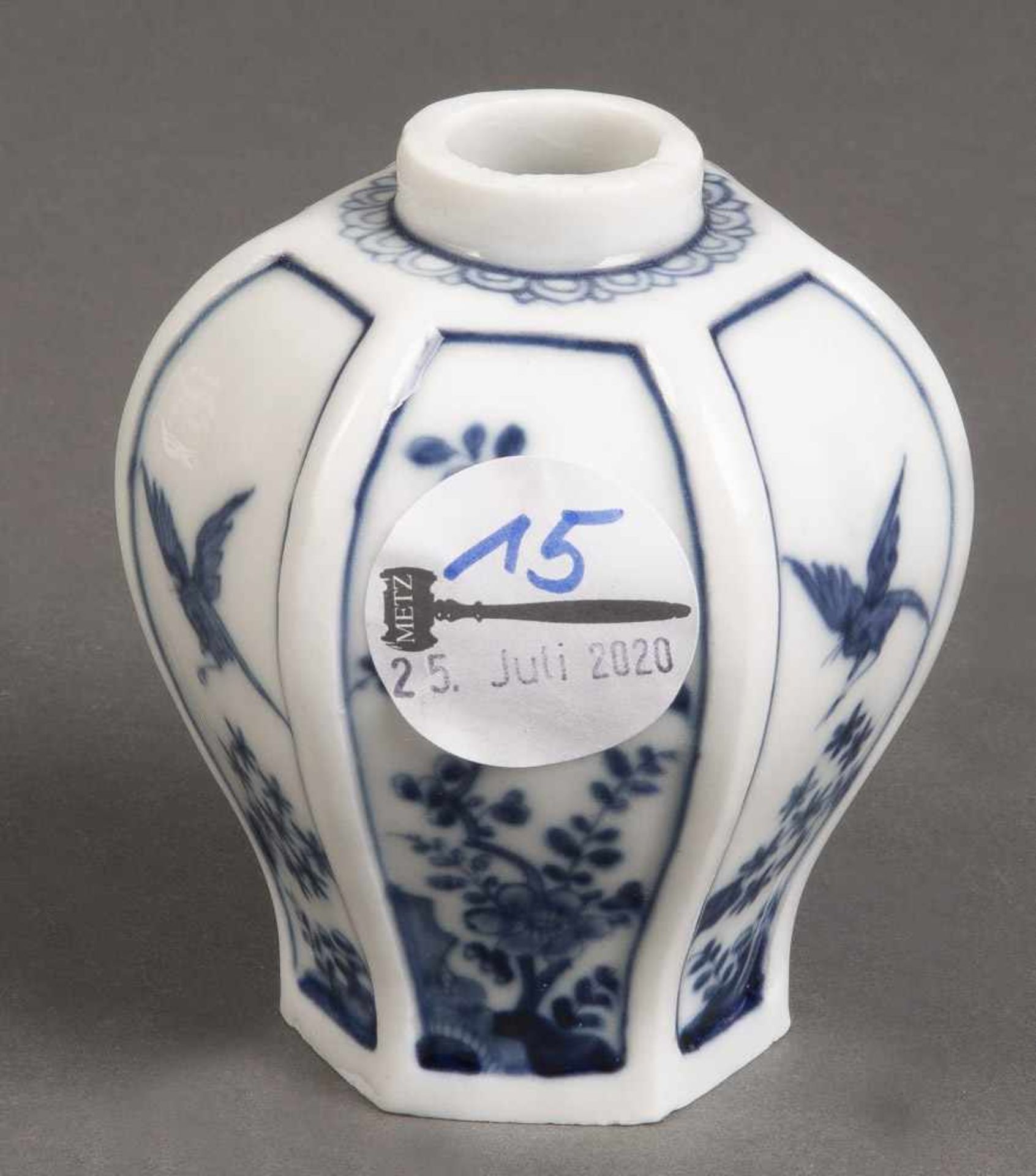 Teedose Fels- und Vogeldekor. Meissen 1730. Hexagonal, sich nach unten verjüngend, mit