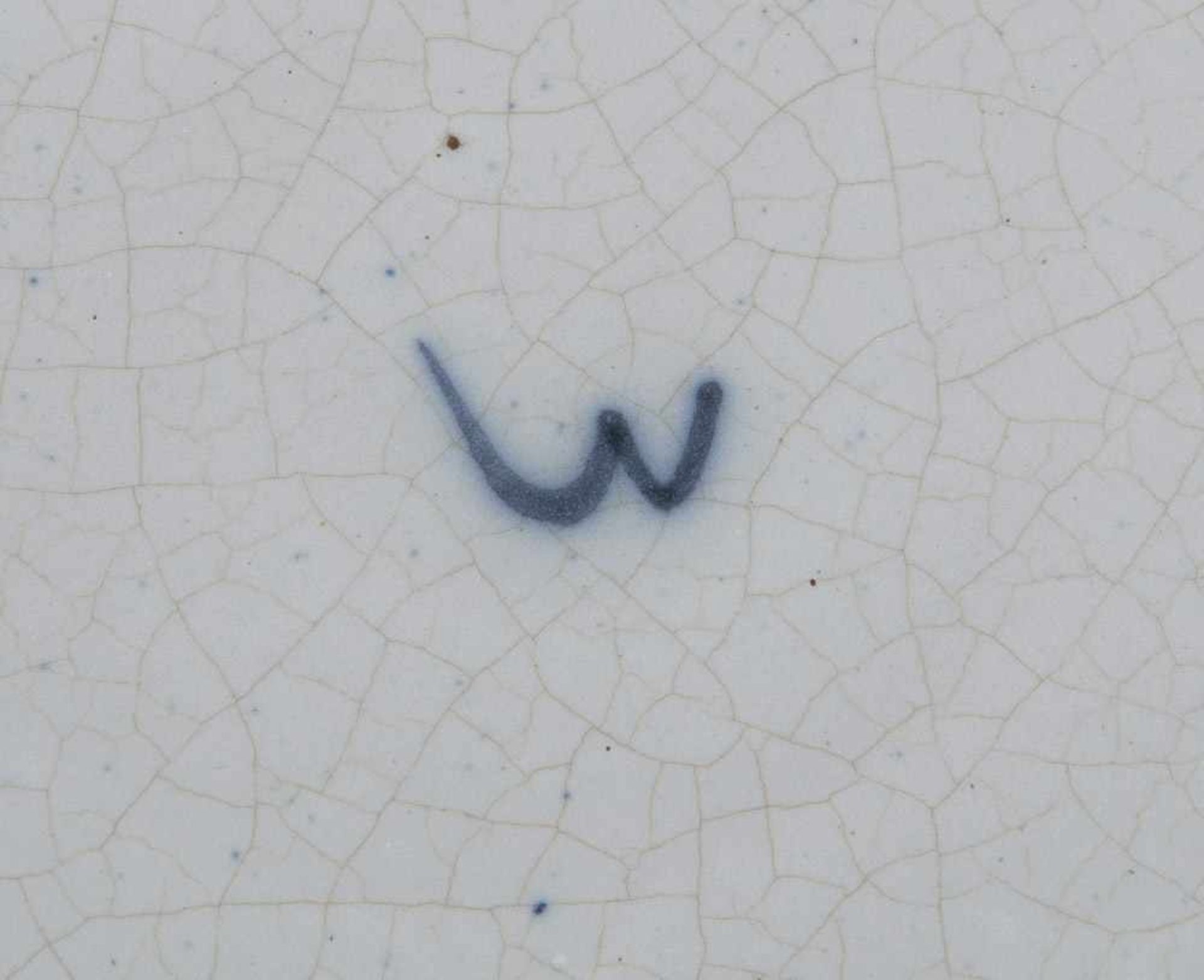 Runde Schale. Holland 18. Jh. Fayence, unterglasurblau bemalt mit Floraldekor, H=6 cm, D=34 cm. - Bild 2 aus 2