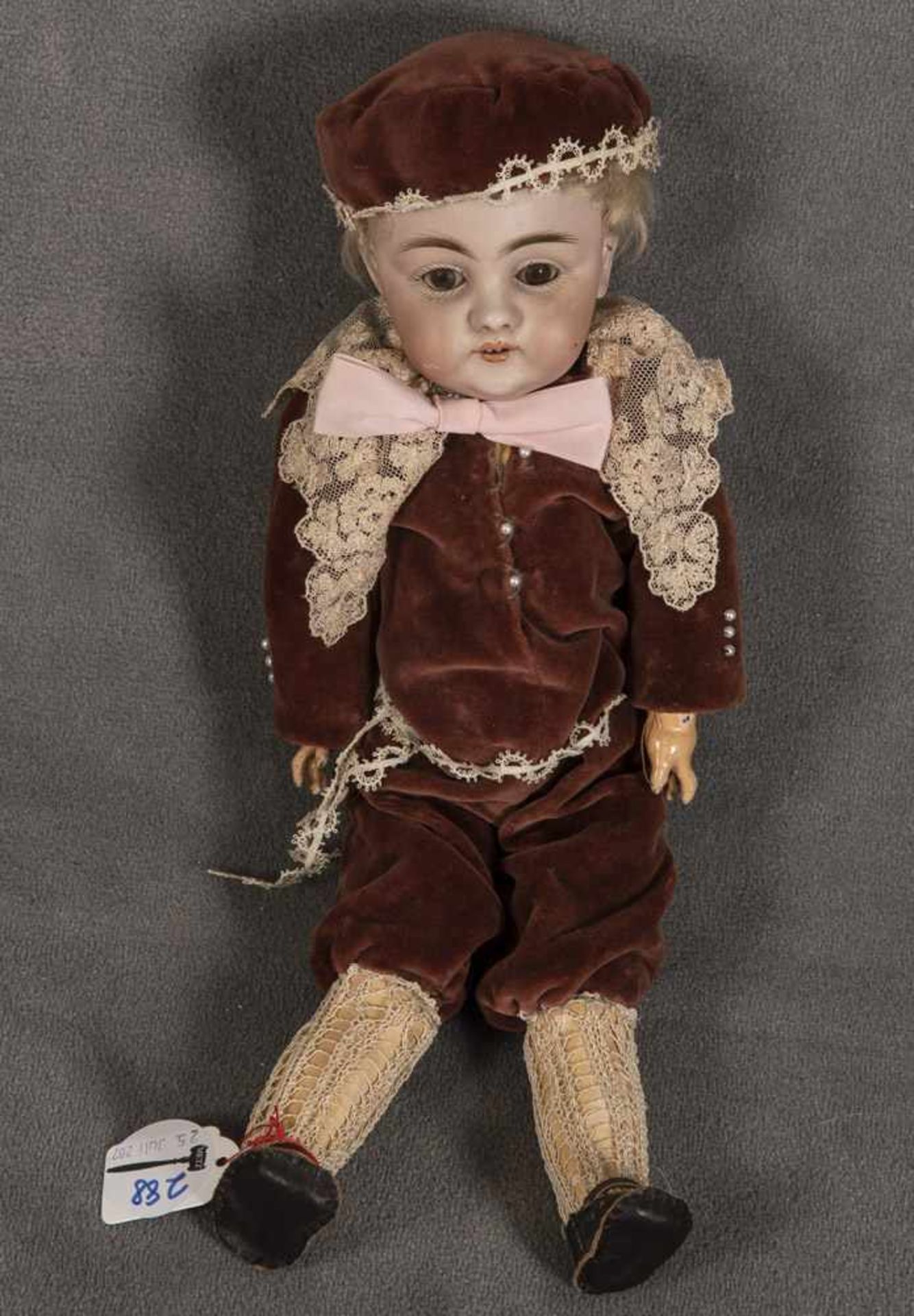 Porzellankopf-Puppe. Deutsch um 1920. Mit offenem Mund, Schlafaugen und Echthaar-Perücke;