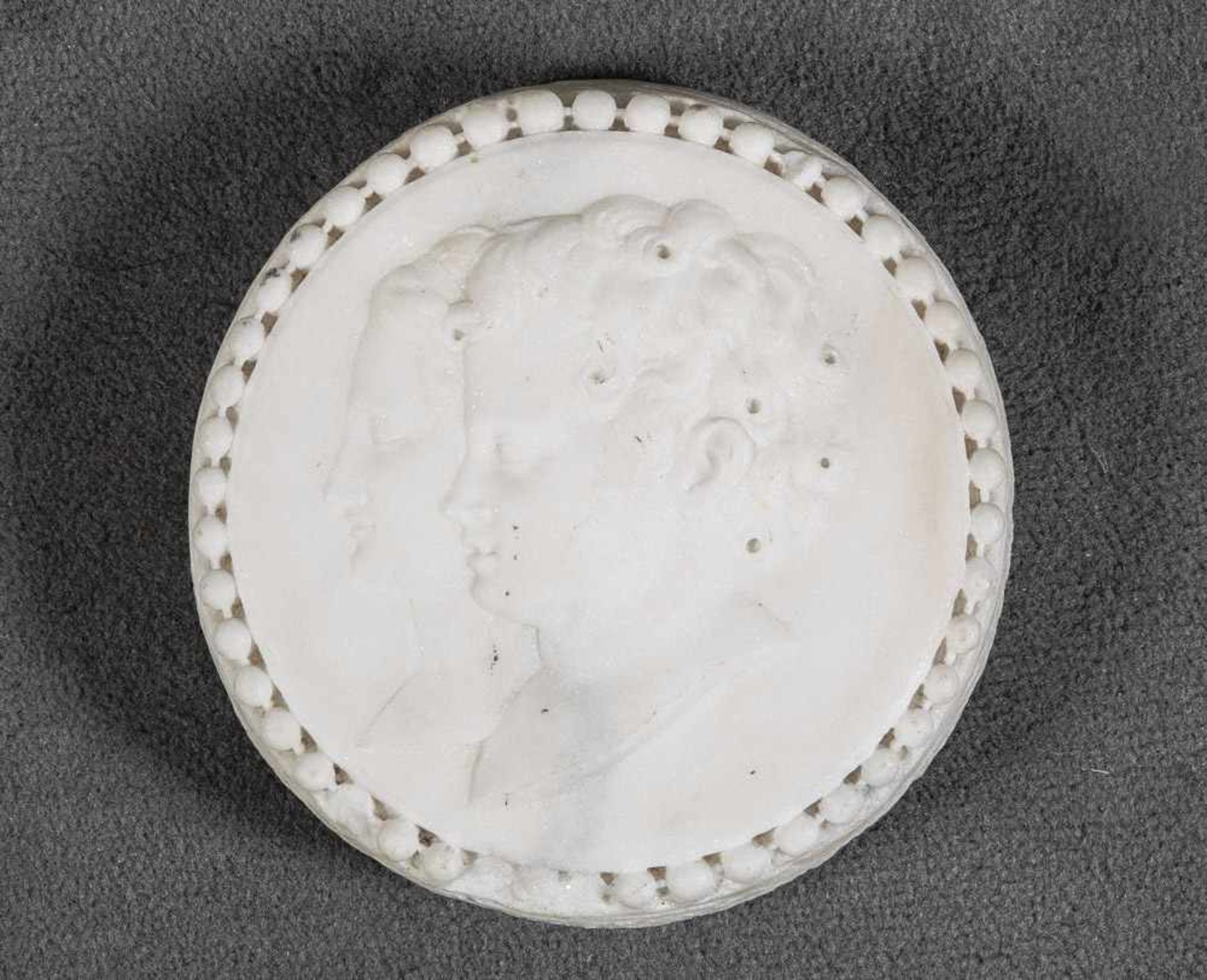 Rundes Marmor-Porträtrelief. Wohl Russland um 1800. Erhaben geschnitten, wohl mit den Porträts von