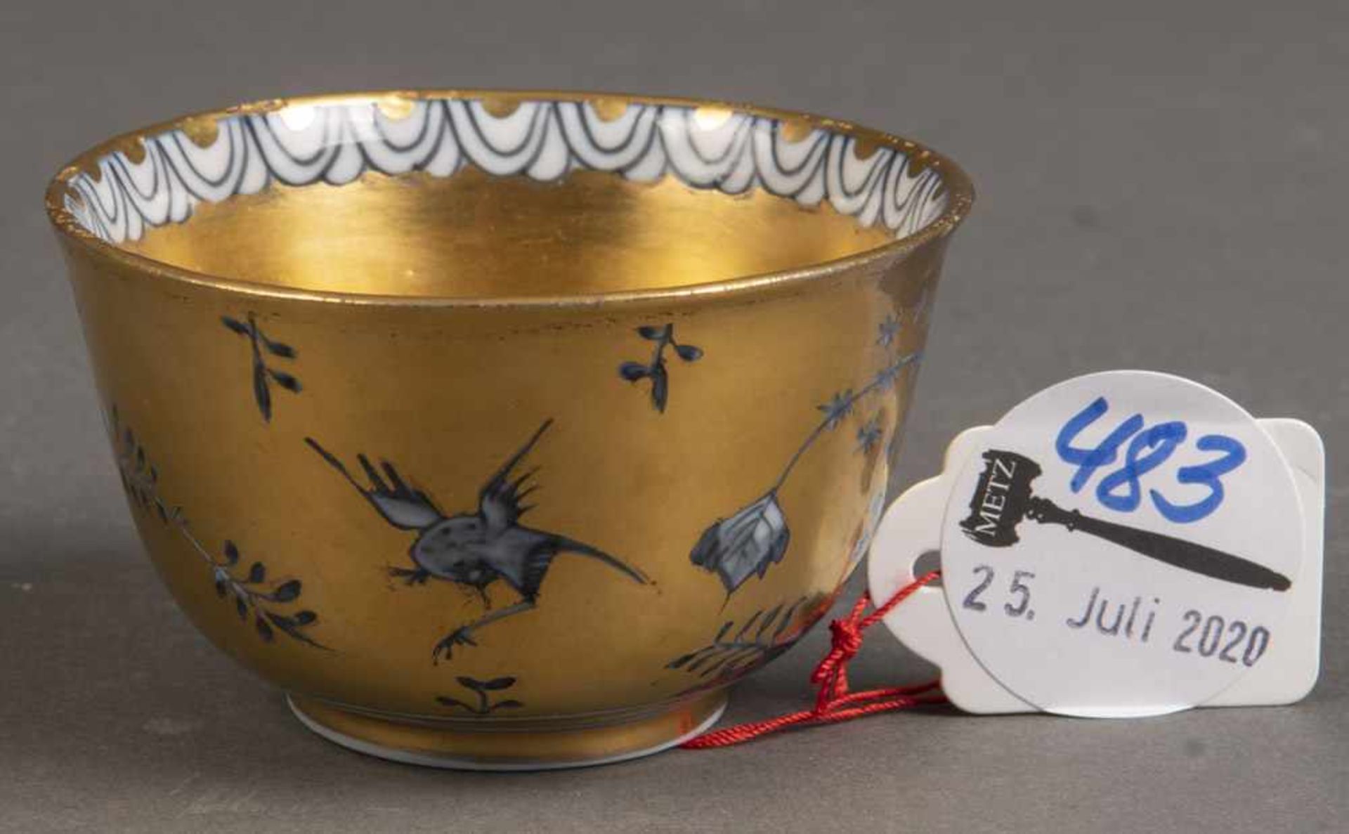 Koppchen. Meissen 1735-40. Mit Goldfond und unterglasurblauen Kakiemonblütenzweigen. Porzellan, am