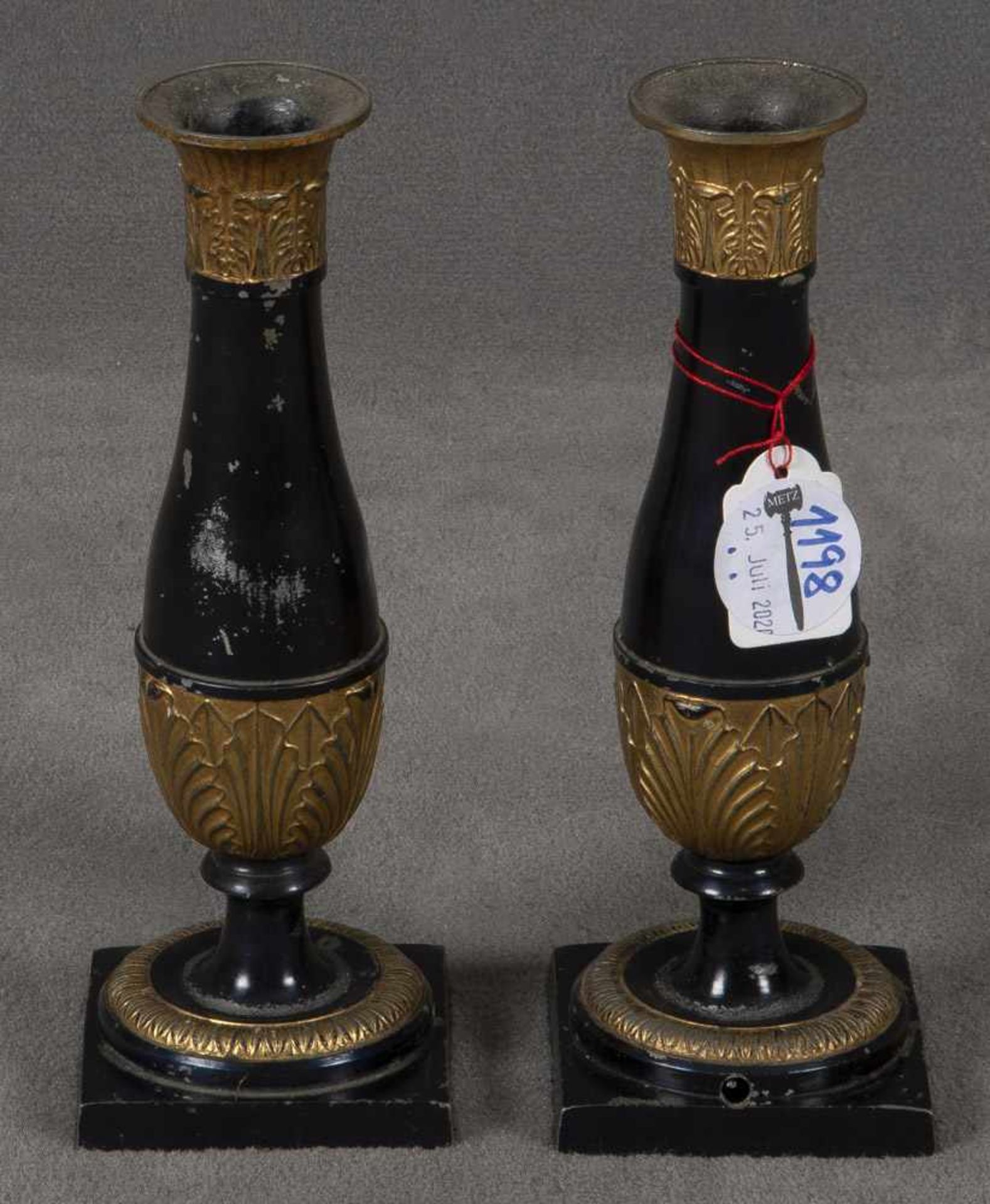 Paar Empire-Kerzenleuchter. Wohl Braunschweig, Stobwasser um 1820. Zinn, schwarz lackiert und
