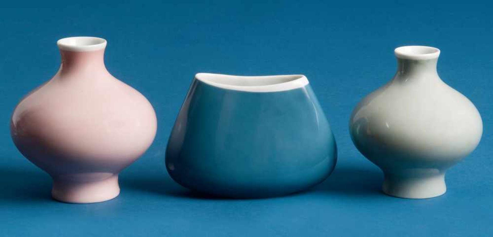 Drei unterschiedliche Vasen. Rosenthal 1950er Jahre. Porzellan, bunt bemalt. Modellnummer u.a. 