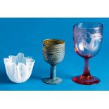 Zwei unterschiedliche Pokale und eine Taschentuchvase. Murano / Glashütte, Valentin Eisch /